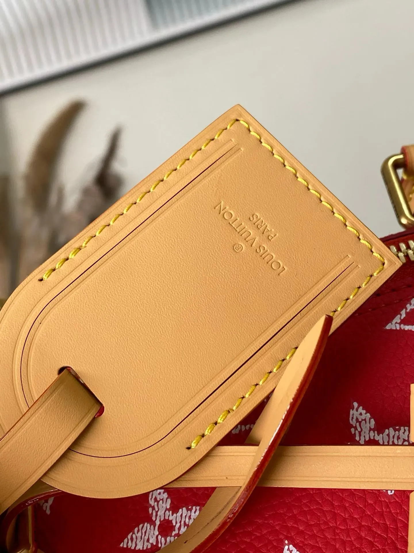💰1940 Top Original Order M24420 Red Large This Speedy P18 Bandouliere 40 handbag is made of soft cow leather with deep cow leather trim and a detachable and adjustable shoulder strap. Exquisite stitching, dyed edges and the iconic P18 nameplate create ingenious details. Dimensions: 40 × 26 × 23 cm