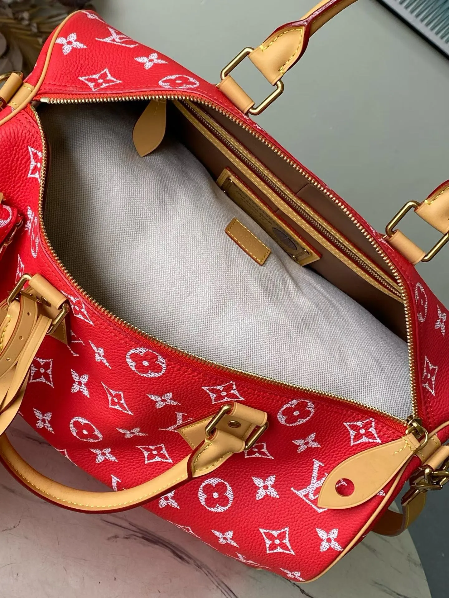 💰1940 Top Original Order M24420 Red Large This Speedy P18 Bandouliere 40 handbag is made of soft cow leather with deep cow leather trim and a detachable and adjustable shoulder strap. Exquisite stitching, dyed edges and the iconic P18 nameplate create ingenious details. Dimensions: 40 × 26 × 23 cm