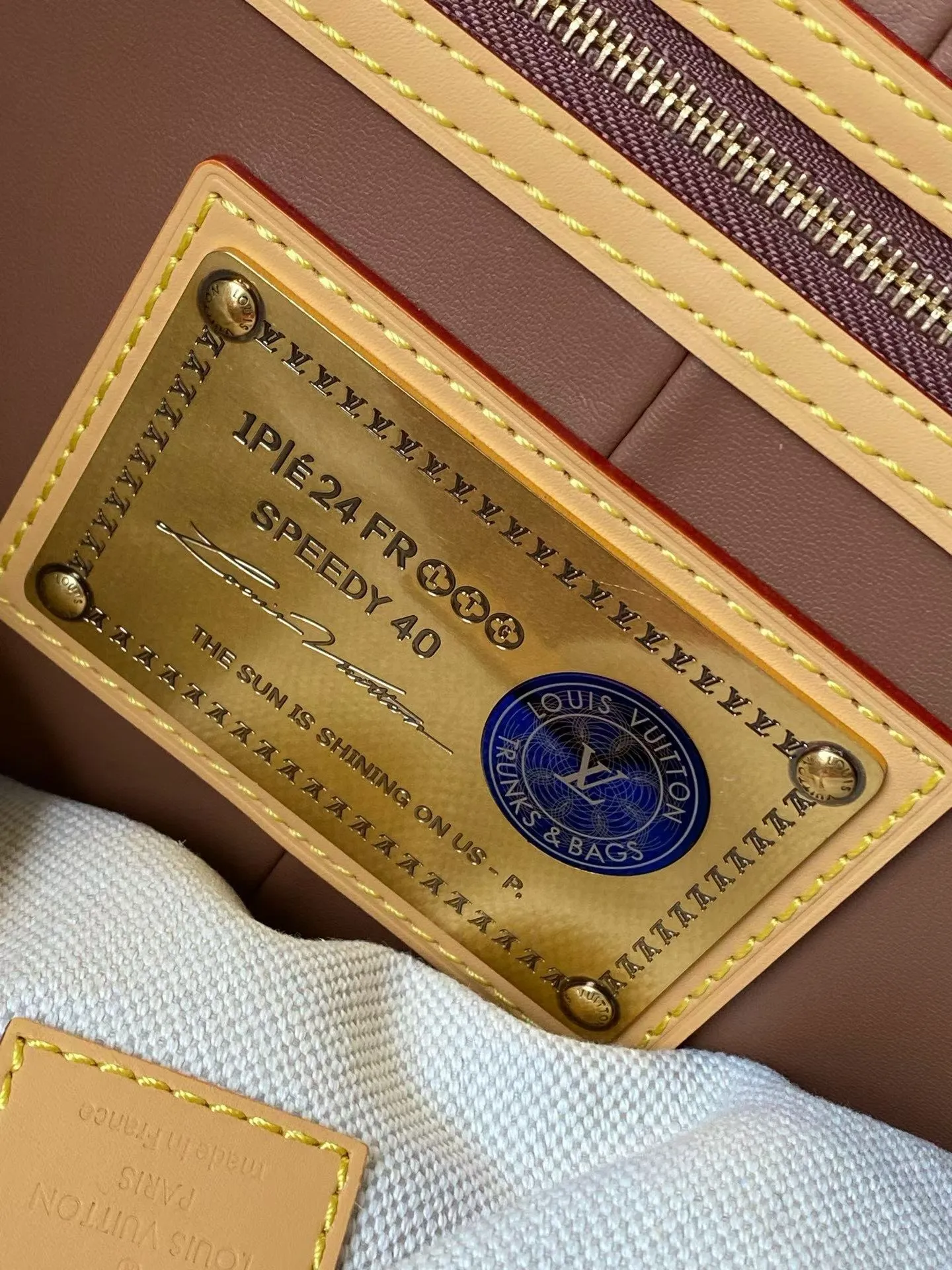 💰1940 Top Original Order M24420 Red Large This Speedy P18 Bandouliere 40 handbag is made of soft cow leather with deep cow leather trim and a detachable and adjustable shoulder strap. Exquisite stitching, dyed edges and the iconic P18 nameplate create ingenious details. Dimensions: 40 × 26 × 23 cm