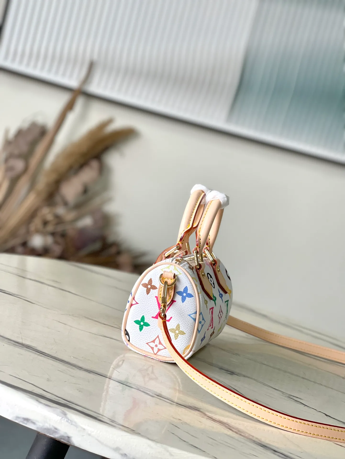 💰900 Top Original Order M13391 This Nano Speedy handbag is made of Monogram coated canvas and cow leather trim to create an exquisite configuration, and uses bright colors to interpret the smart style of the Louis Vuitton×Takashi Murakami reissue series. The Toron handle and dazzling padlock pay homage to the brand’s travel heritage, while the detachable and adjustable shoulder strap and chic LVxTM key bag complete the ensemble. Dimensions: 16 × 10 × 7.5 cm