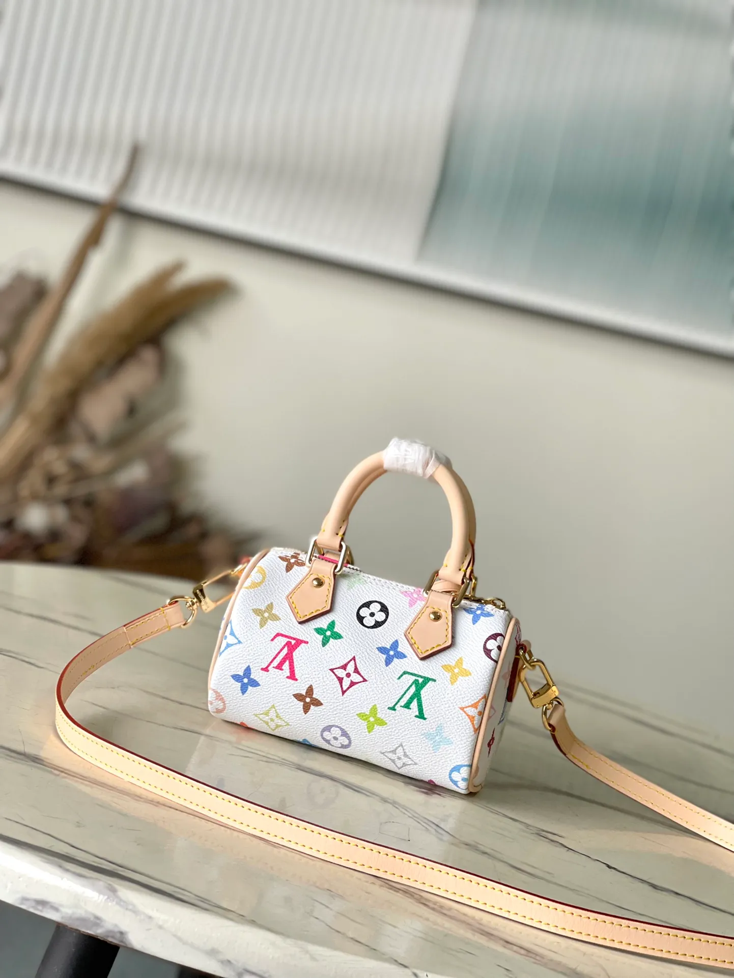💰900 Top Original Order M13391 This Nano Speedy handbag is made of Monogram coated canvas and cow leather trim to create an exquisite configuration, and uses bright colors to interpret the smart style of the Louis Vuitton×Takashi Murakami reissue series. The Toron handle and dazzling padlock pay homage to the brand’s travel heritage, while the detachable and adjustable shoulder strap and chic LVxTM key bag complete the ensemble. Dimensions: 16 × 10 × 7.5 cm