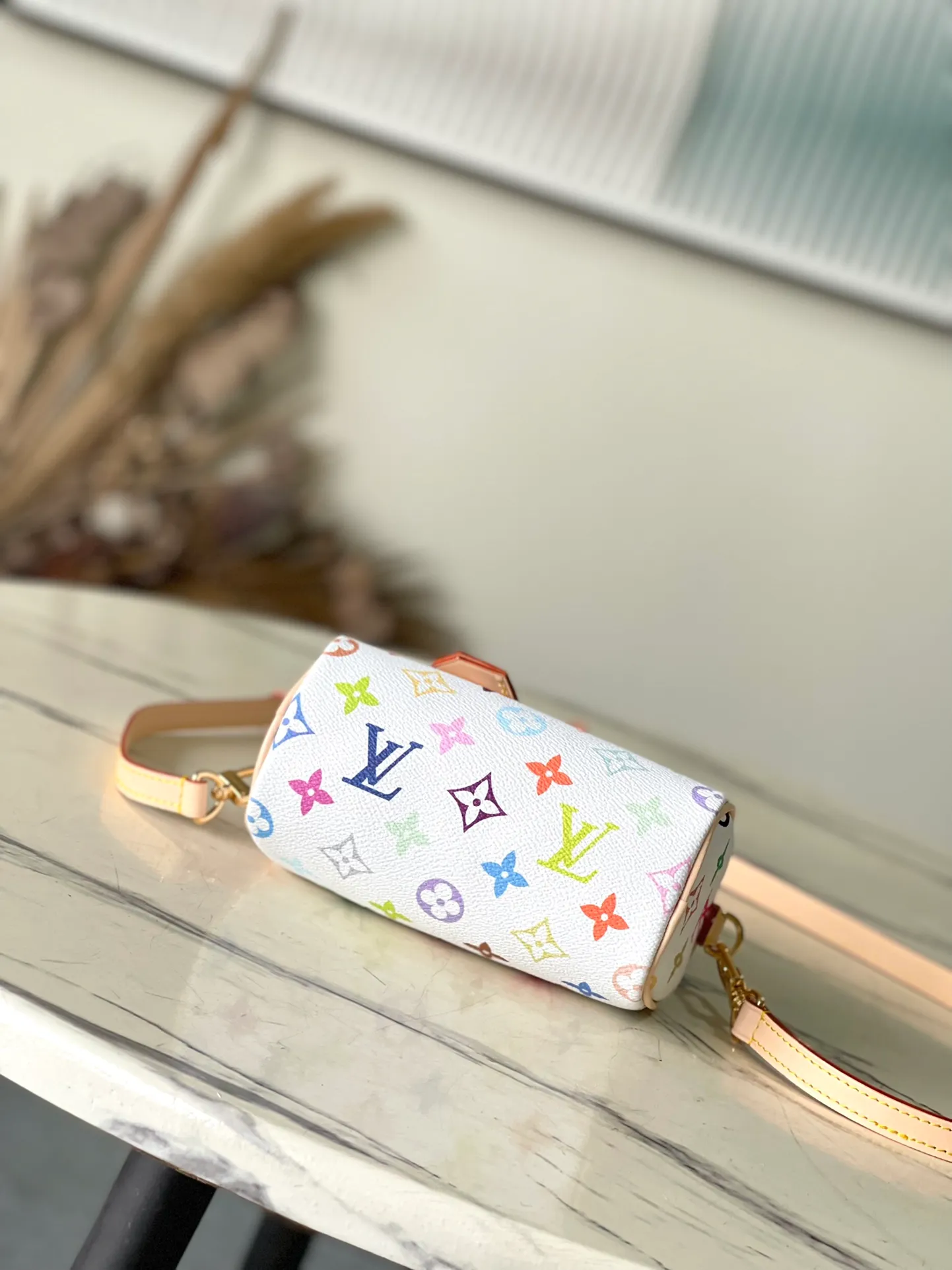 💰900 Top Original Order M13391 This Nano Speedy handbag is made of Monogram coated canvas and cow leather trim to create an exquisite configuration, and uses bright colors to interpret the smart style of the Louis Vuitton×Takashi Murakami reissue series. The Toron handle and dazzling padlock pay homage to the brand’s travel heritage, while the detachable and adjustable shoulder strap and chic LVxTM key bag complete the ensemble. Dimensions: 16 × 10 × 7.5 cm
