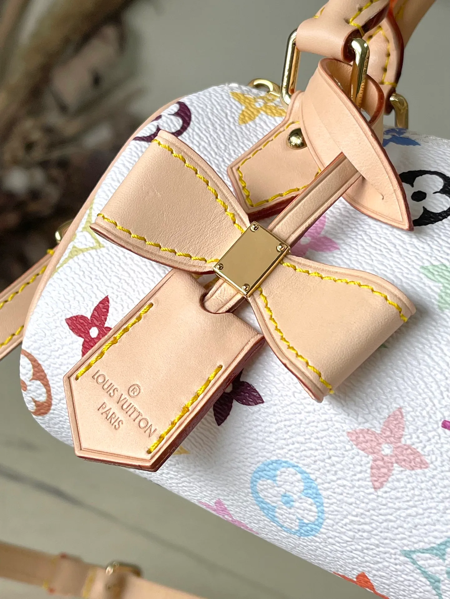 💰900 Top Original Order M13391 This Nano Speedy handbag is made of Monogram coated canvas and cow leather trim to create an exquisite configuration, and uses bright colors to interpret the smart style of the Louis Vuitton×Takashi Murakami reissue series. The Toron handle and dazzling padlock pay homage to the brand’s travel heritage, while the detachable and adjustable shoulder strap and chic LVxTM key bag complete the ensemble. Dimensions: 16 × 10 × 7.5 cm