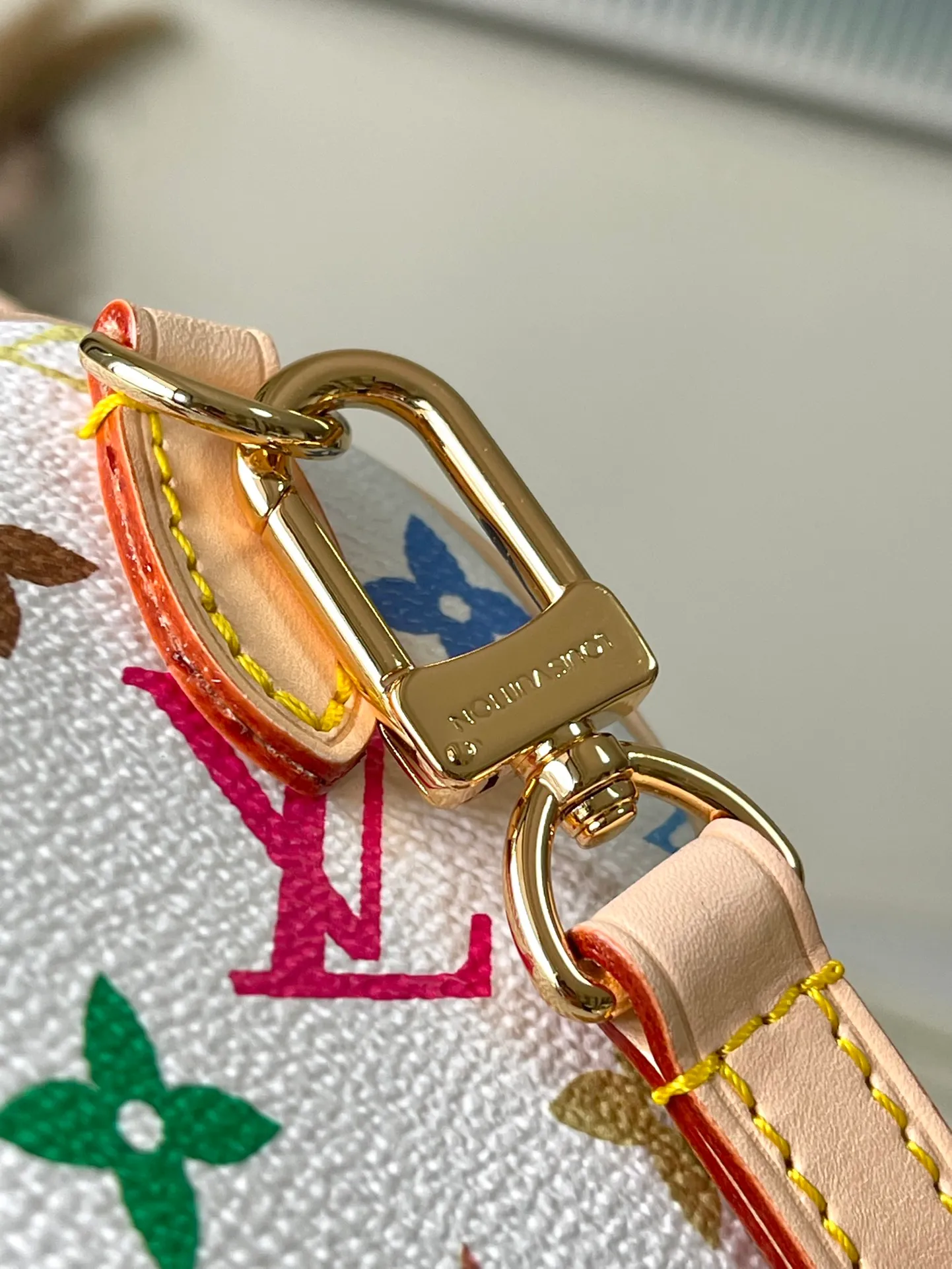 💰900 Top Original Order M13391 This Nano Speedy handbag is made of Monogram coated canvas and cow leather trim to create an exquisite configuration, and uses bright colors to interpret the smart style of the Louis Vuitton×Takashi Murakami reissue series. The Toron handle and dazzling padlock pay homage to the brand’s travel heritage, while the detachable and adjustable shoulder strap and chic LVxTM key bag complete the ensemble. Dimensions: 16 × 10 × 7.5 cm