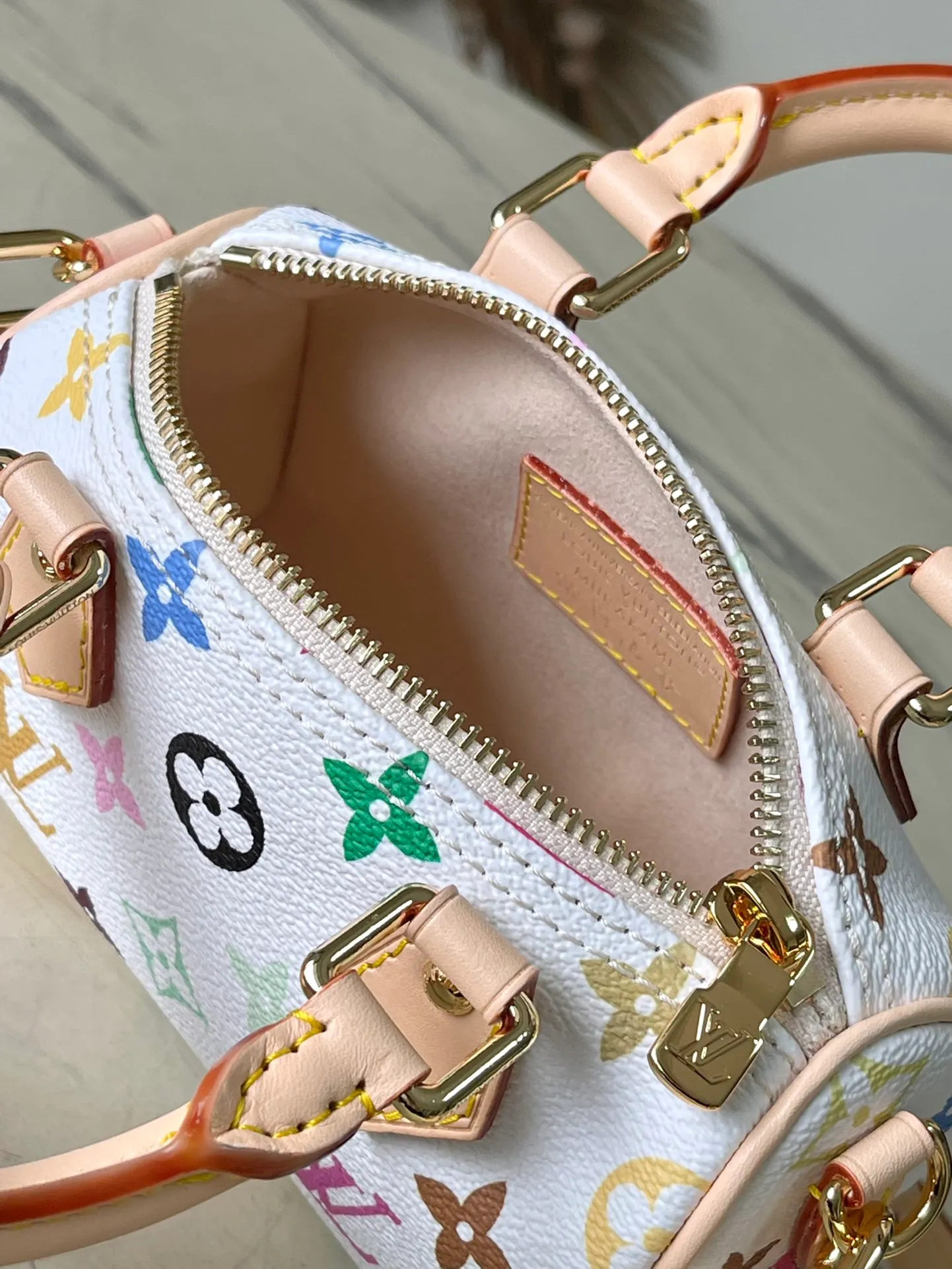 💰900 Top Original Order M13391 This Nano Speedy handbag is made of Monogram coated canvas and cow leather trim to create an exquisite configuration, and uses bright colors to interpret the smart style of the Louis Vuitton×Takashi Murakami reissue series. The Toron handle and dazzling padlock pay homage to the brand’s travel heritage, while the detachable and adjustable shoulder strap and chic LVxTM key bag complete the ensemble. Dimensions: 16 × 10 × 7.5 cm