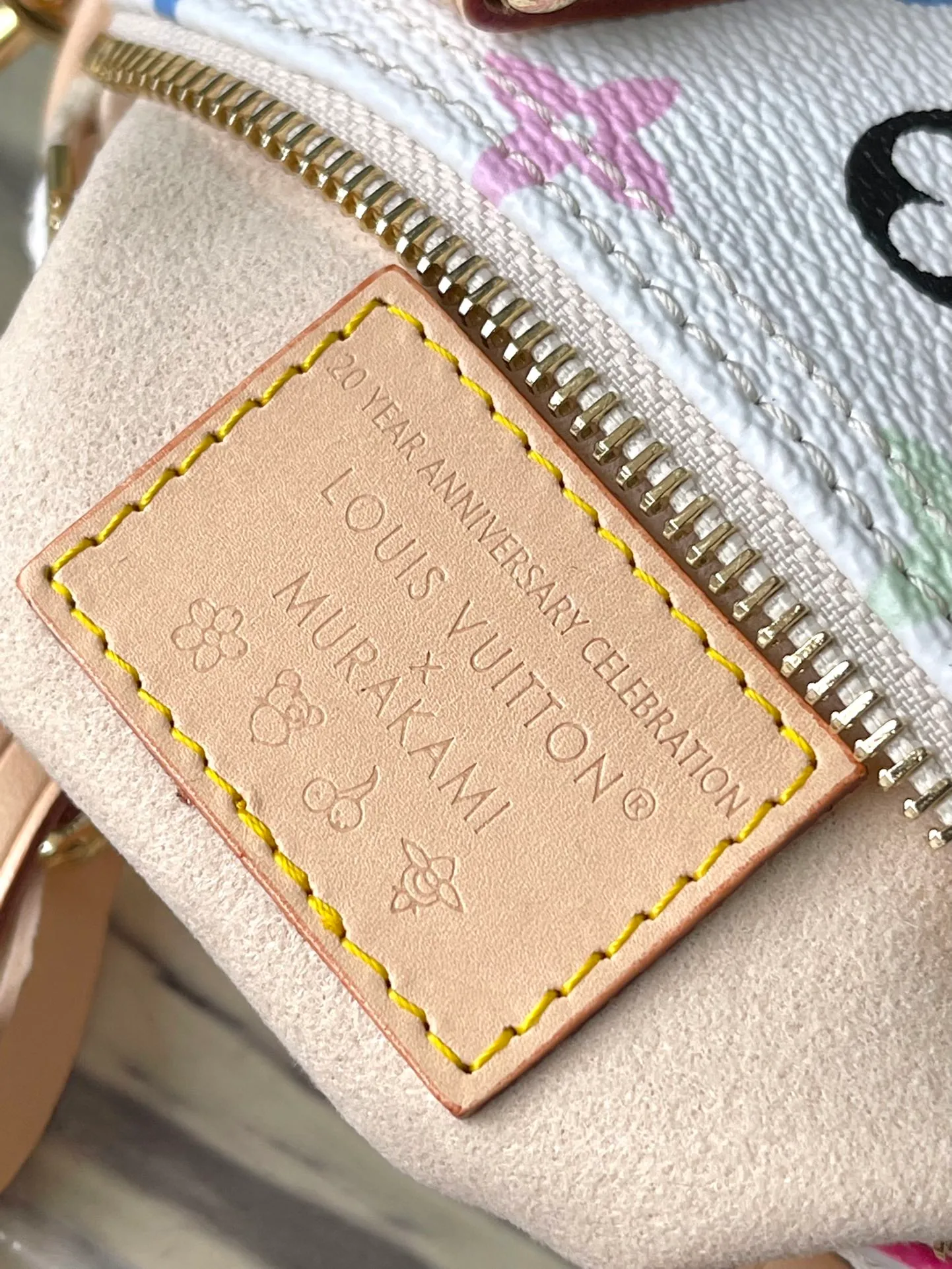 💰900 Top Original Order M13391 This Nano Speedy handbag is made of Monogram coated canvas and cow leather trim to create an exquisite configuration, and uses bright colors to interpret the smart style of the Louis Vuitton×Takashi Murakami reissue series. The Toron handle and dazzling padlock pay homage to the brand’s travel heritage, while the detachable and adjustable shoulder strap and chic LVxTM key bag complete the ensemble. Dimensions: 16 × 10 × 7.5 cm