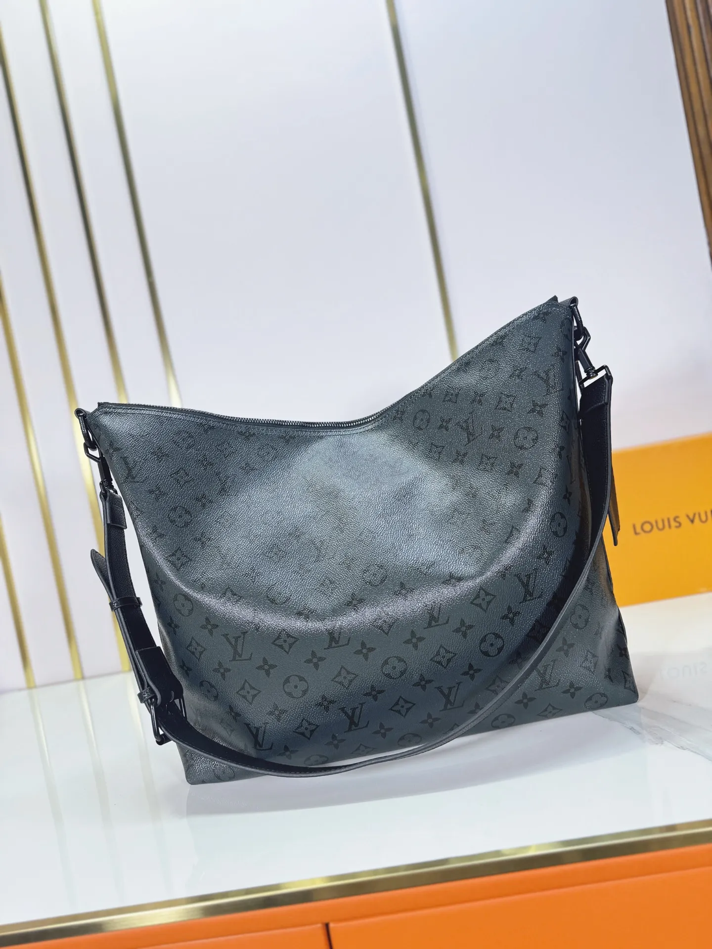 P260【LV METIS Handbag】M27856 M27181 M14018 This Métis made of Monogram canvas fulfills its promise with its own attitude. With its emphasis on lines and silhouettes, the Métis handbag combines the versatility required of a modern handbag with the elegance and charm of Louis Vuitton's heritage. Two detachable shoulder straps, can be used to carry, carry or carry on the shoulder.   Size 48x36x12cm