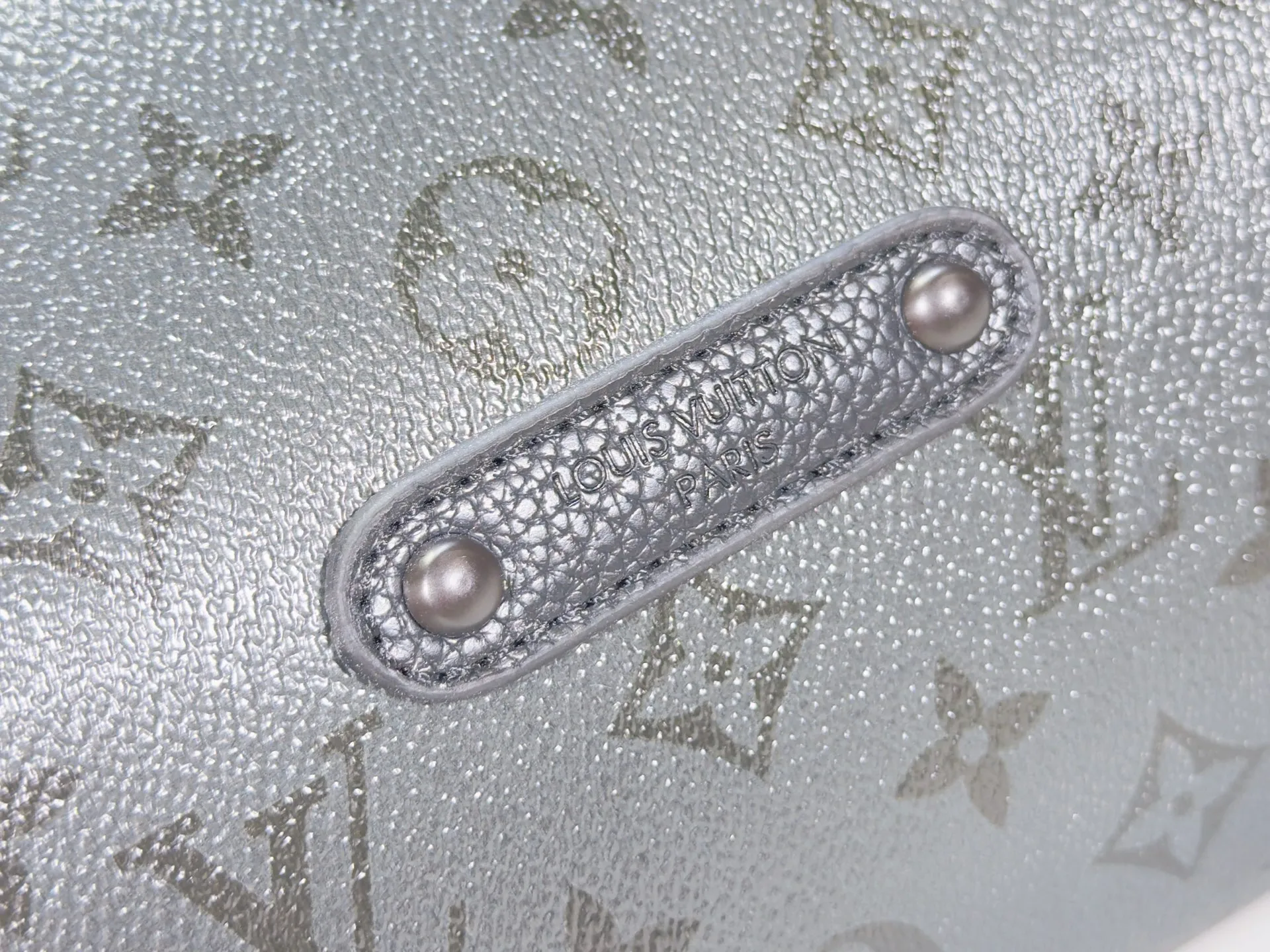 P260【LV METIS Handbag】M27856 M27181 M14018 This Métis made of Monogram canvas fulfills its promise with its own attitude. With its emphasis on lines and silhouettes, the Métis handbag combines the versatility required of a modern handbag with the elegance and charm of Louis Vuitton's heritage. Two detachable shoulder straps, can be used to carry, carry or carry on the shoulder.   Size 48x36x12cm