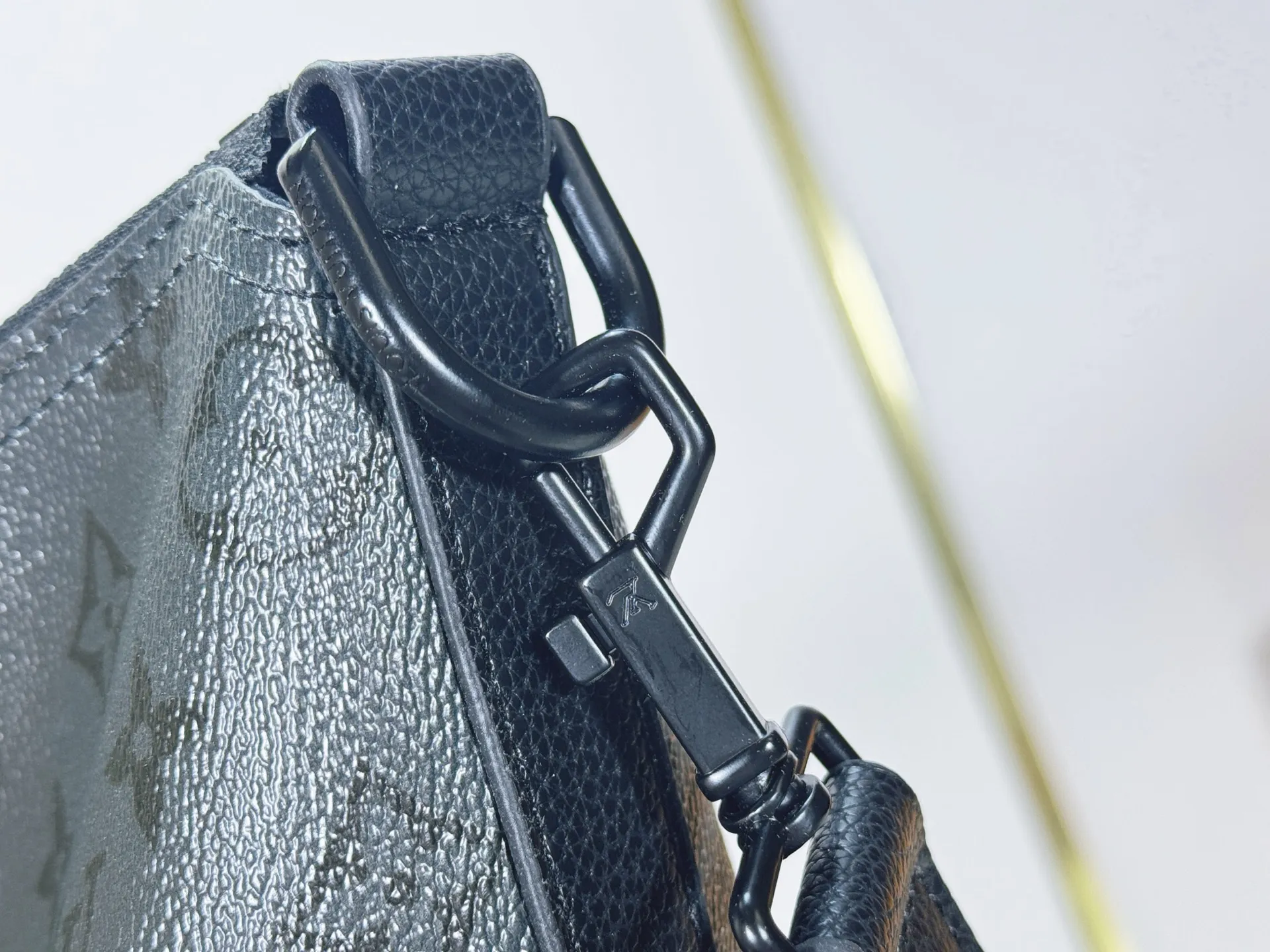 P260【LV METIS Handbag】M27856 M27181 M14018 This Métis made of Monogram canvas fulfills its promise with its own attitude. With its emphasis on lines and silhouettes, the Métis handbag combines the versatility required of a modern handbag with the elegance and charm of Louis Vuitton's heritage. Two detachable shoulder straps, can be used to carry, carry or carry on the shoulder.   Size 48x36x12cm