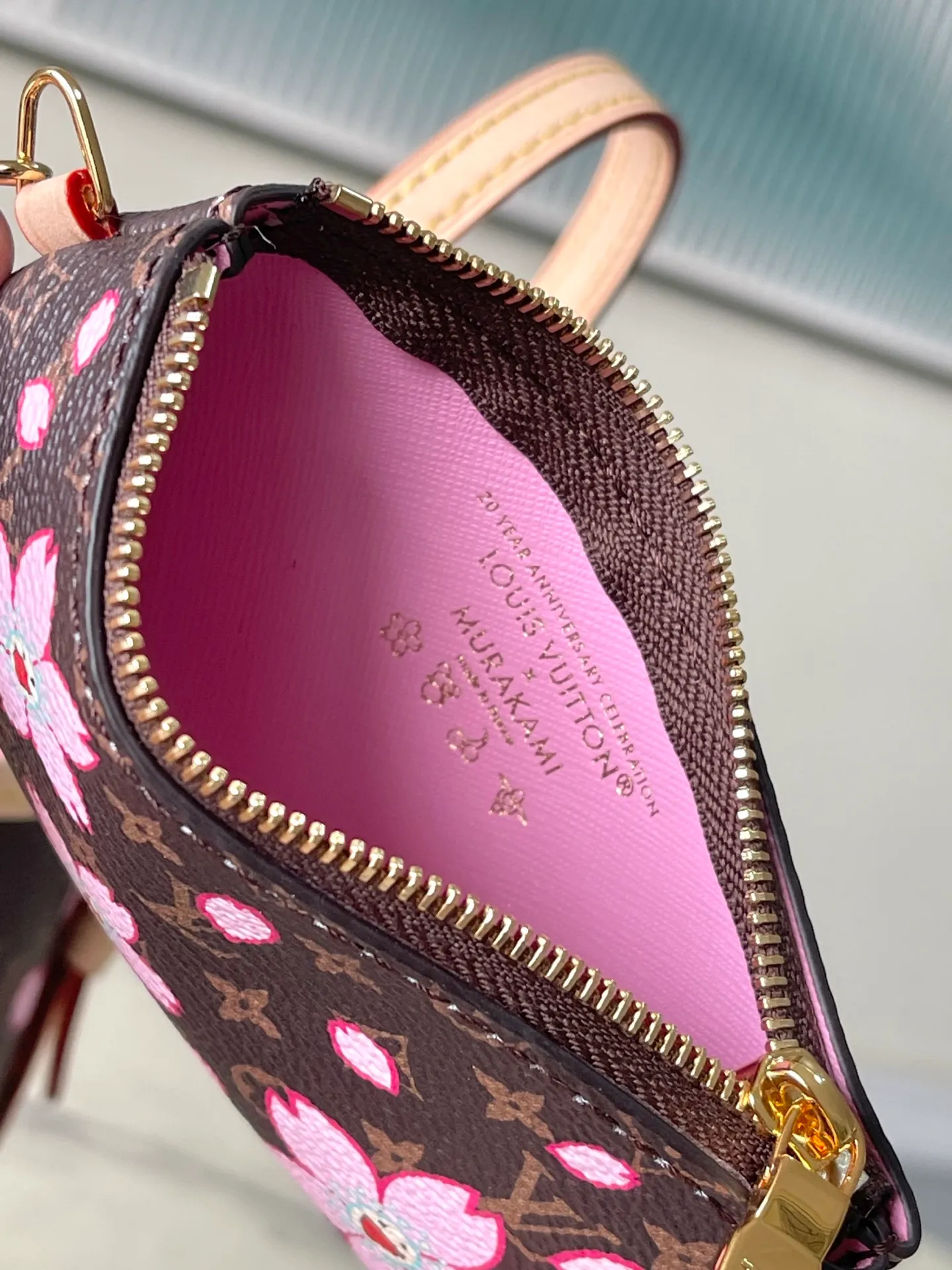 💰900 Top Original Order M13417 This Nano Bucket handbag is made of classic Monogram coated canvas and has a sophisticated design, with cow leather trim and dazzling metal parts to complete the whole. The Cherry Blossom pattern on the body of the bag conveys the atmosphere of prosperous recovery and highlights the distinctive style of Japanese artist Takashi Murakami. The detachable shoulder strap allows for a variety of carrying options, and the leather keychain adds a functional detail. Dimensions: 13 × 17 × 9 cm