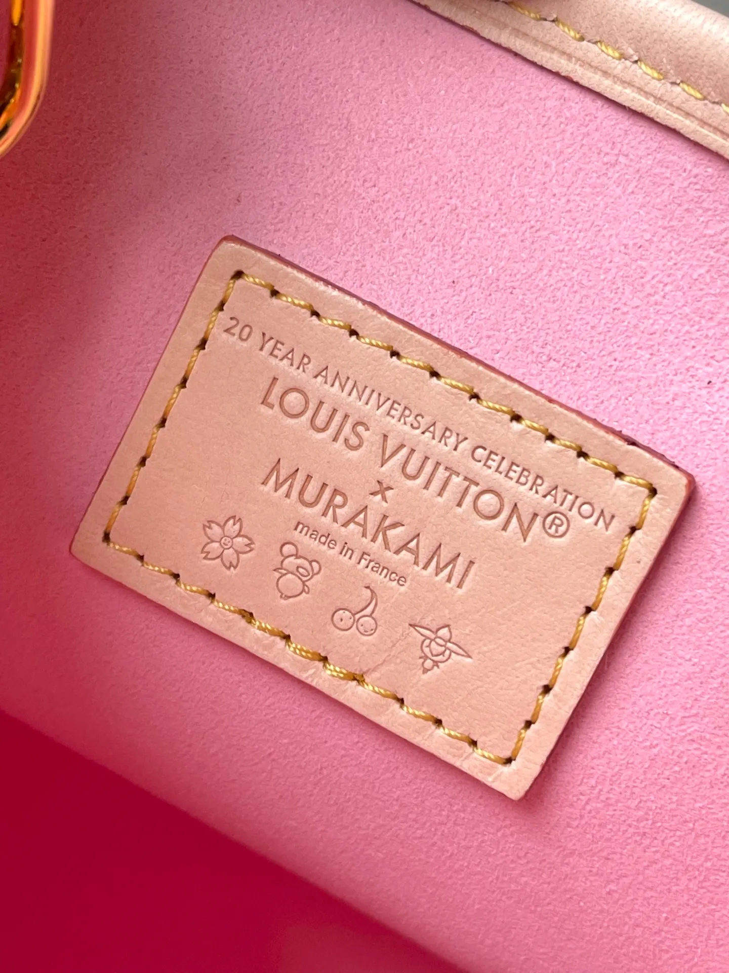 💰900 Top Original Order M13417 This Nano Bucket handbag is made of classic Monogram coated canvas and has a sophisticated design, with cow leather trim and dazzling metal parts to complete the whole. The Cherry Blossom pattern on the body of the bag conveys the atmosphere of prosperous recovery and highlights the distinctive style of Japanese artist Takashi Murakami. The detachable shoulder strap allows for a variety of carrying options, and the leather keychain adds a functional detail. Dimensions: 13 × 17 × 9 cm