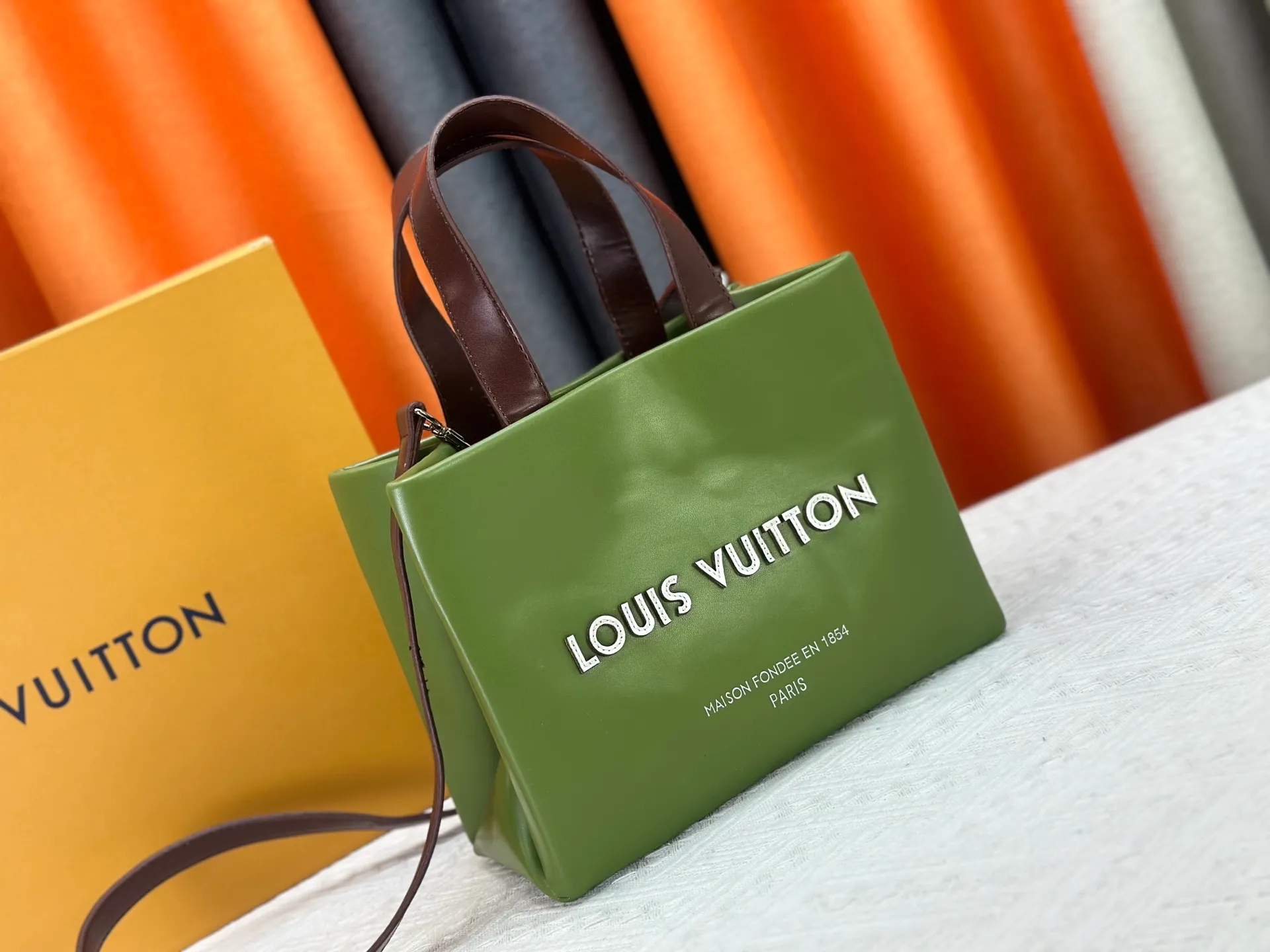 P280 M13940 Presbyopia Orange Pink Grass Green PHARREL and NIGO collection's joint series top original order This Shopper medium handbag draws inspiration from Louis Vuitton shopping bags, with the words Louis Vuitton and Maison Fondée En 1854 written on soft cow leather, with a top handle and a detachable shoulder strap. 25x19x11 • Cow leather • Cow leather trim • Textile lining • Metal hardware • Musketon closure • Main compartment • Zip pocket • Double patch pockets • Handles: Double handle