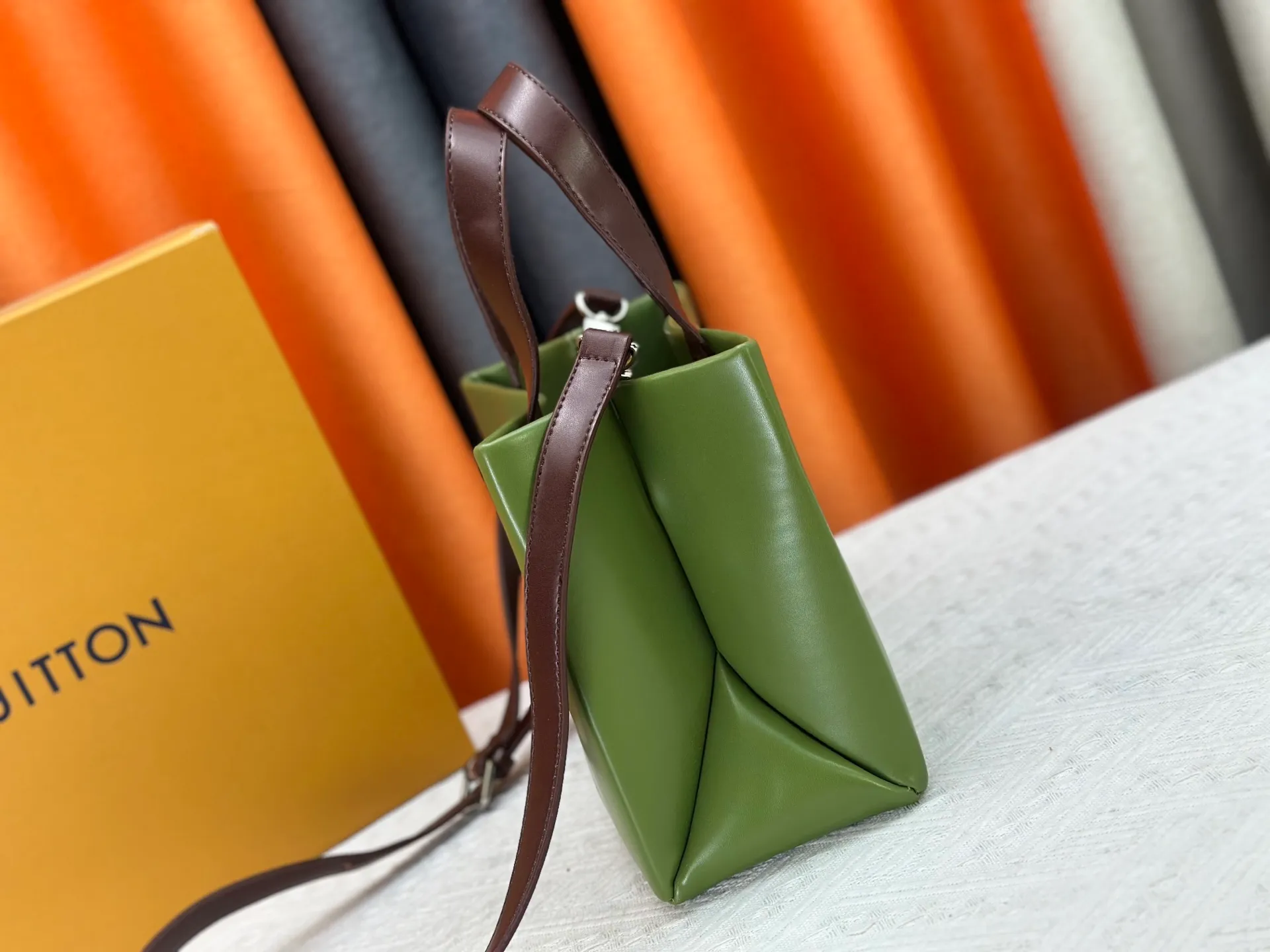 P280 M13940 Presbyopia Orange Pink Grass Green PHARREL and NIGO collection's joint series top original order This Shopper medium handbag draws inspiration from Louis Vuitton shopping bags, with the words Louis Vuitton and Maison Fondée En 1854 written on soft cow leather, with a top handle and a detachable shoulder strap. 25x19x11 • Cow leather • Cow leather trim • Textile lining • Metal hardware • Musketon closure • Main compartment • Zip pocket • Double patch pockets • Handles: Double handle