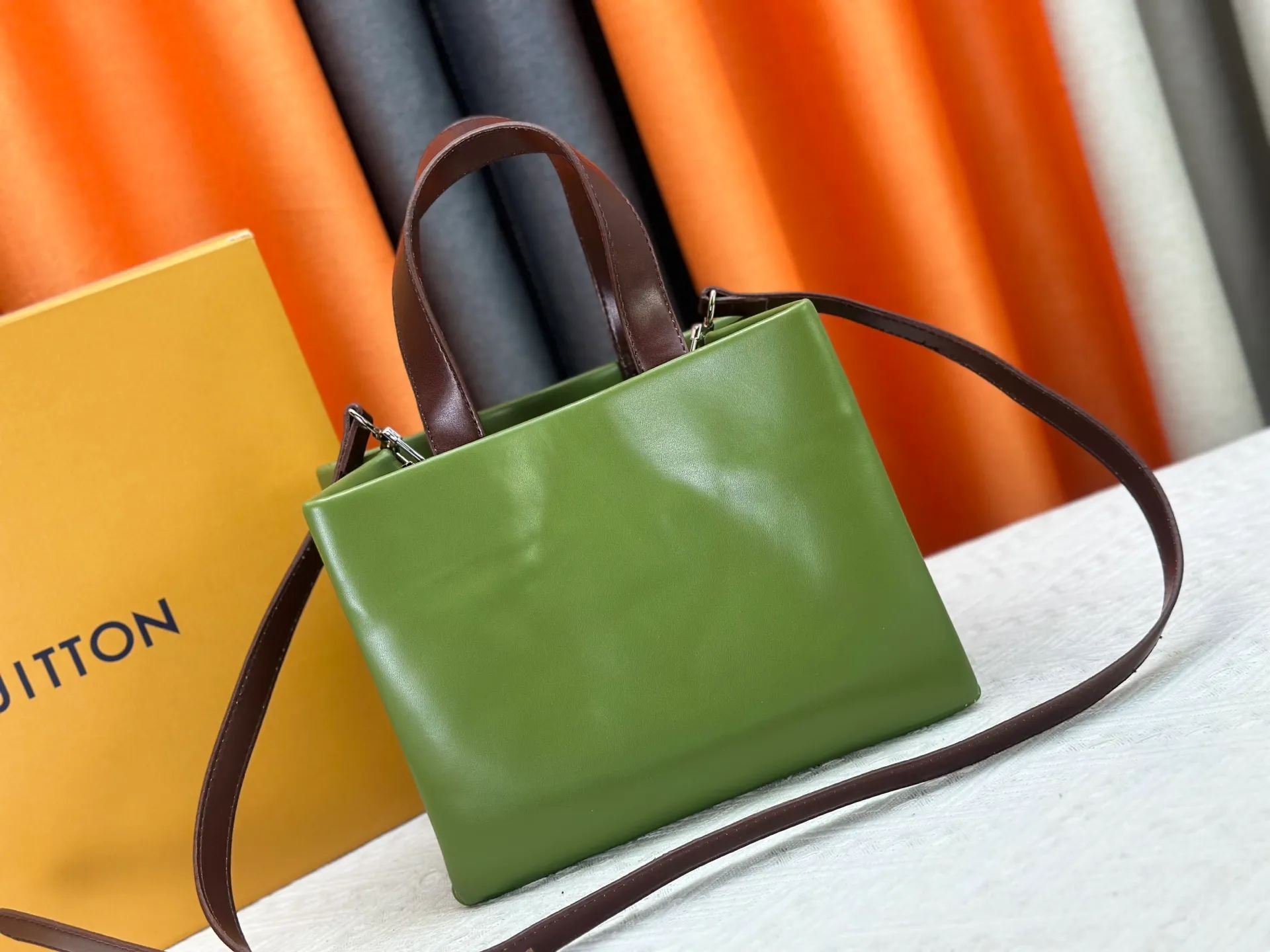 P280 M13940 Presbyopia Orange Pink Grass Green PHARREL and NIGO collection's joint series top original order This Shopper medium handbag draws inspiration from Louis Vuitton shopping bags, with the words Louis Vuitton and Maison Fondée En 1854 written on soft cow leather, with a top handle and a detachable shoulder strap. 25x19x11 • Cow leather • Cow leather trim • Textile lining • Metal hardware • Musketon closure • Main compartment • Zip pocket • Double patch pockets • Handles: Double handle