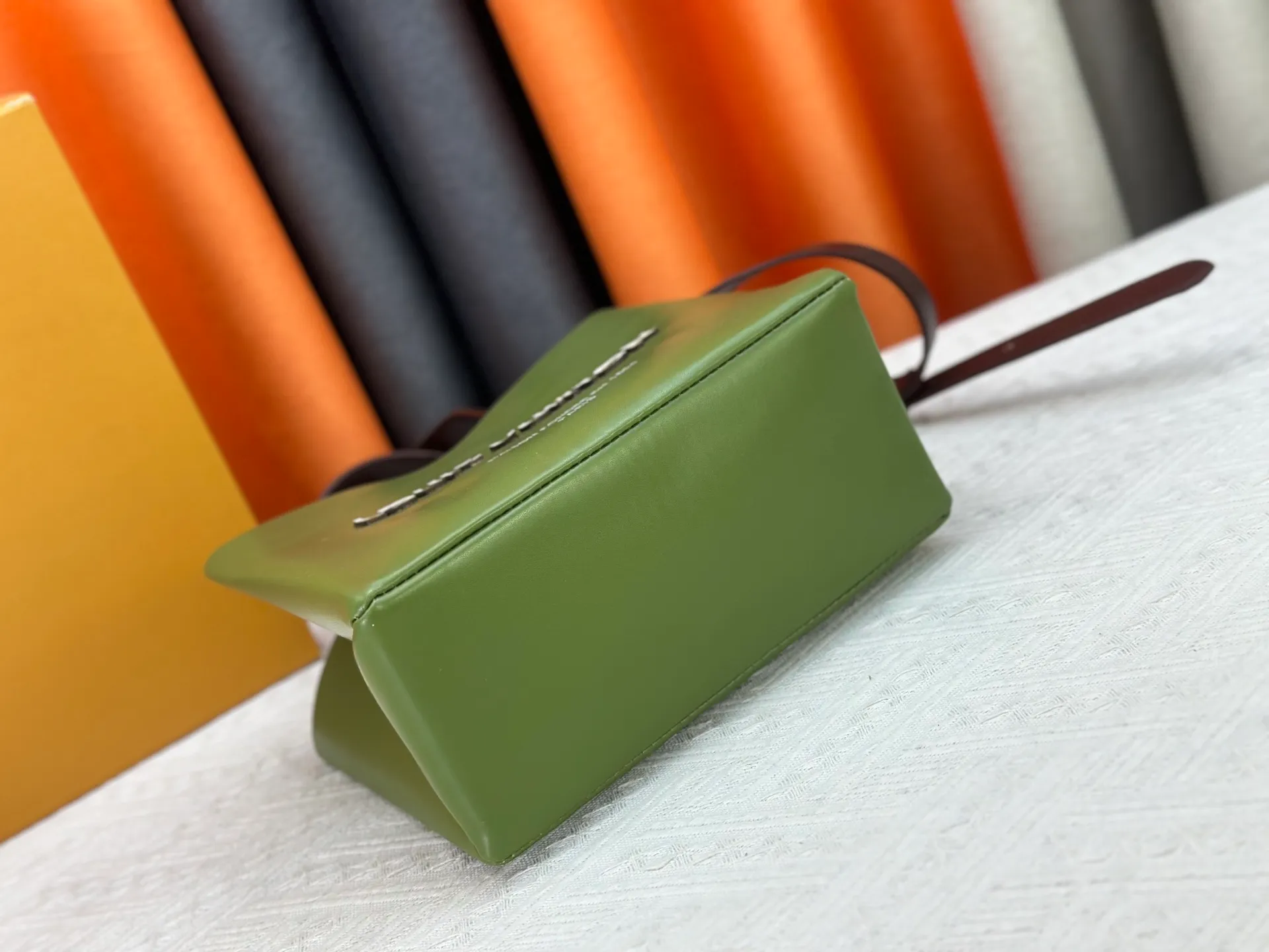 P280 M13940 Presbyopia Orange Pink Grass Green PHARREL and NIGO collection's joint series top original order This Shopper medium handbag draws inspiration from Louis Vuitton shopping bags, with the words Louis Vuitton and Maison Fondée En 1854 written on soft cow leather, with a top handle and a detachable shoulder strap. 25x19x11 • Cow leather • Cow leather trim • Textile lining • Metal hardware • Musketon closure • Main compartment • Zip pocket • Double patch pockets • Handles: Double handle
