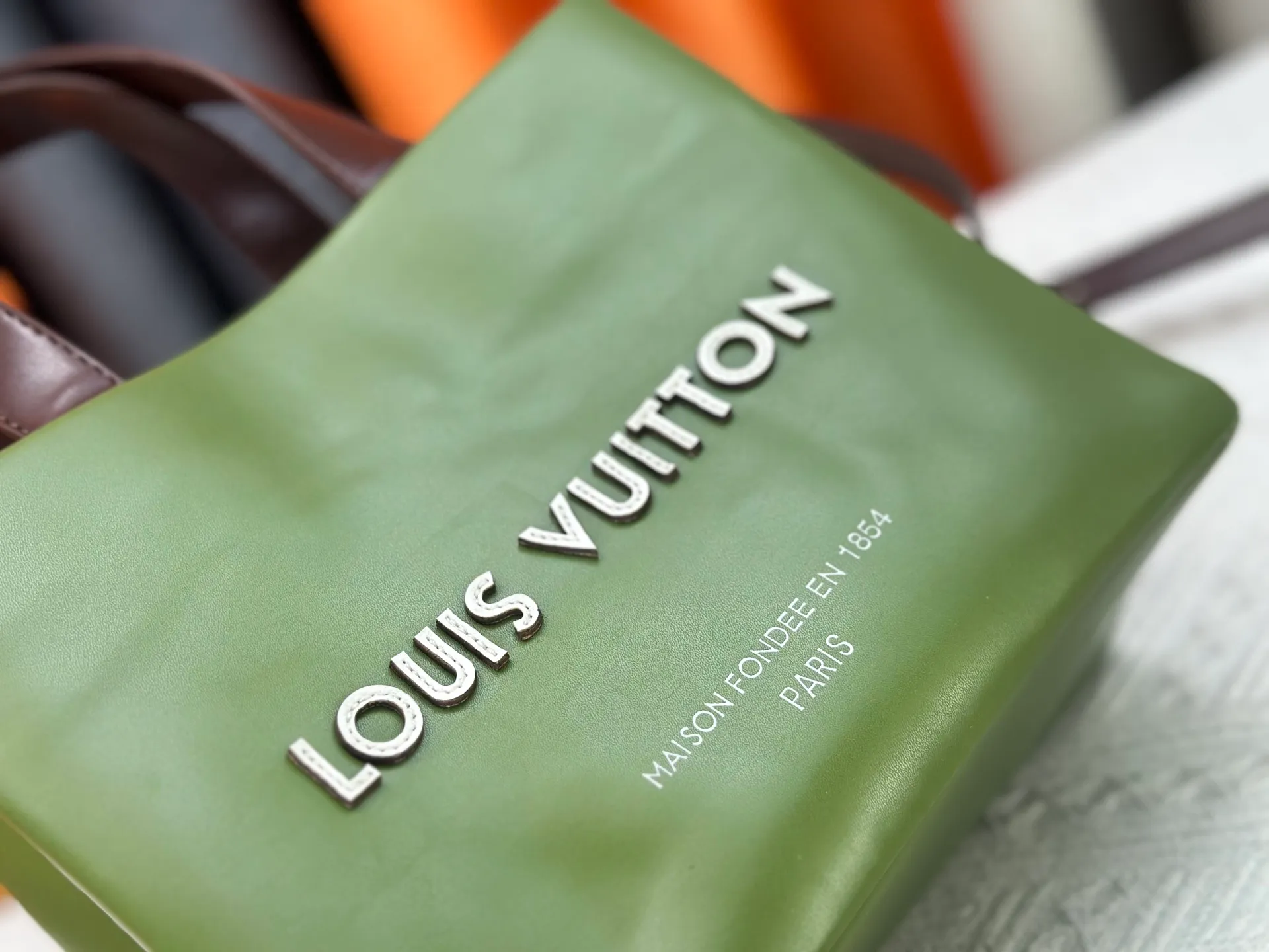 P280 M13940 Presbyopia Orange Pink Grass Green PHARREL and NIGO collection's joint series top original order This Shopper medium handbag draws inspiration from Louis Vuitton shopping bags, with the words Louis Vuitton and Maison Fondée En 1854 written on soft cow leather, with a top handle and a detachable shoulder strap. 25x19x11 • Cow leather • Cow leather trim • Textile lining • Metal hardware • Musketon closure • Main compartment • Zip pocket • Double patch pockets • Handles: Double handle