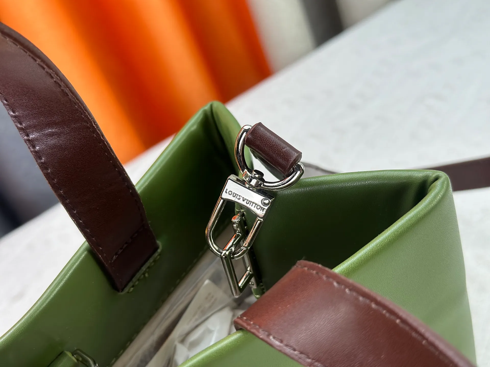 P280 M13940 Presbyopia Orange Pink Grass Green PHARREL and NIGO collection's joint series top original order This Shopper medium handbag draws inspiration from Louis Vuitton shopping bags, with the words Louis Vuitton and Maison Fondée En 1854 written on soft cow leather, with a top handle and a detachable shoulder strap. 25x19x11 • Cow leather • Cow leather trim • Textile lining • Metal hardware • Musketon closure • Main compartment • Zip pocket • Double patch pockets • Handles: Double handle