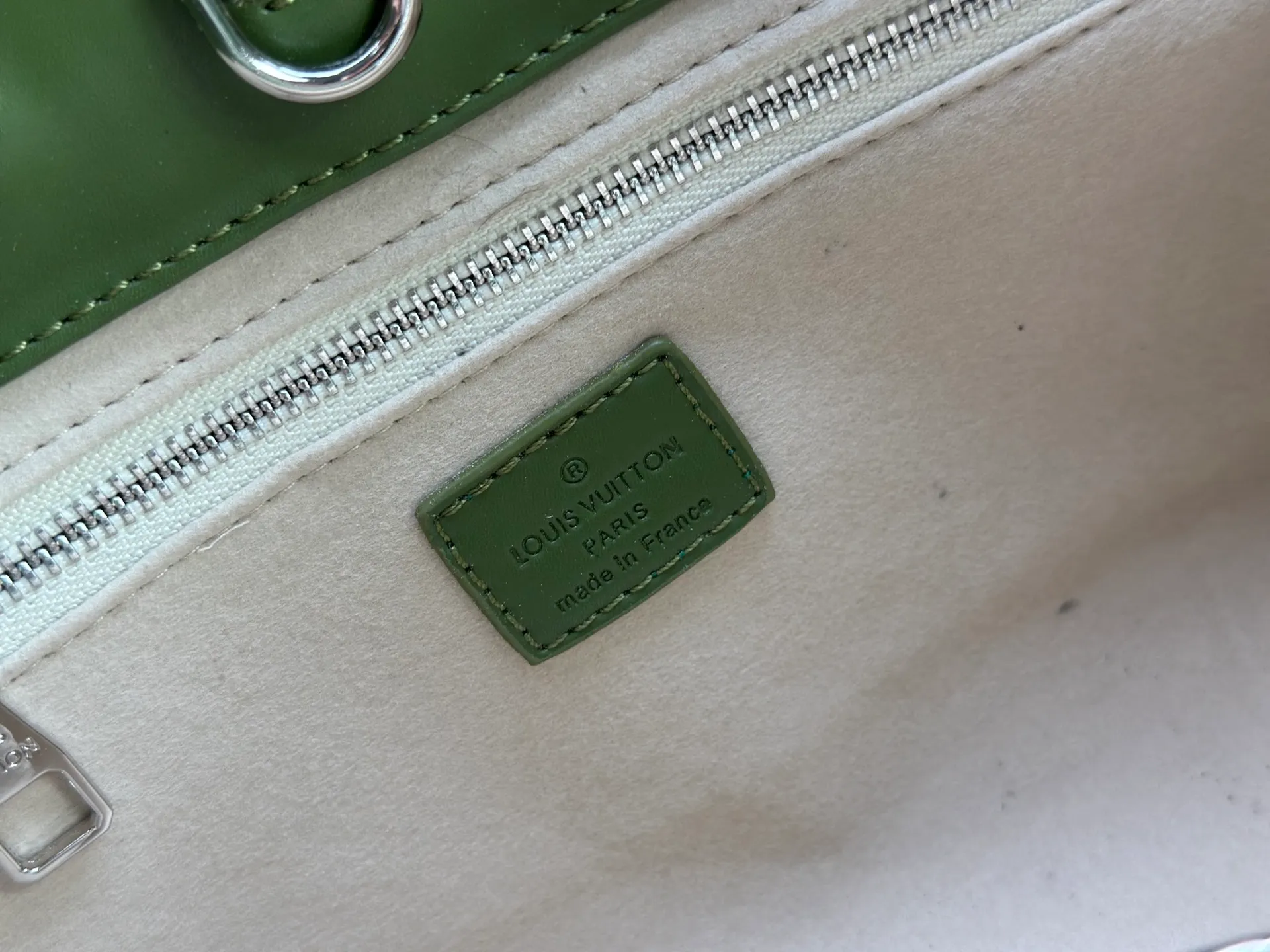 P280 M13940 Presbyopia Orange Pink Grass Green PHARREL and NIGO collection's joint series top original order This Shopper medium handbag draws inspiration from Louis Vuitton shopping bags, with the words Louis Vuitton and Maison Fondée En 1854 written on soft cow leather, with a top handle and a detachable shoulder strap. 25x19x11 • Cow leather • Cow leather trim • Textile lining • Metal hardware • Musketon closure • Main compartment • Zip pocket • Double patch pockets • Handles: Double handle