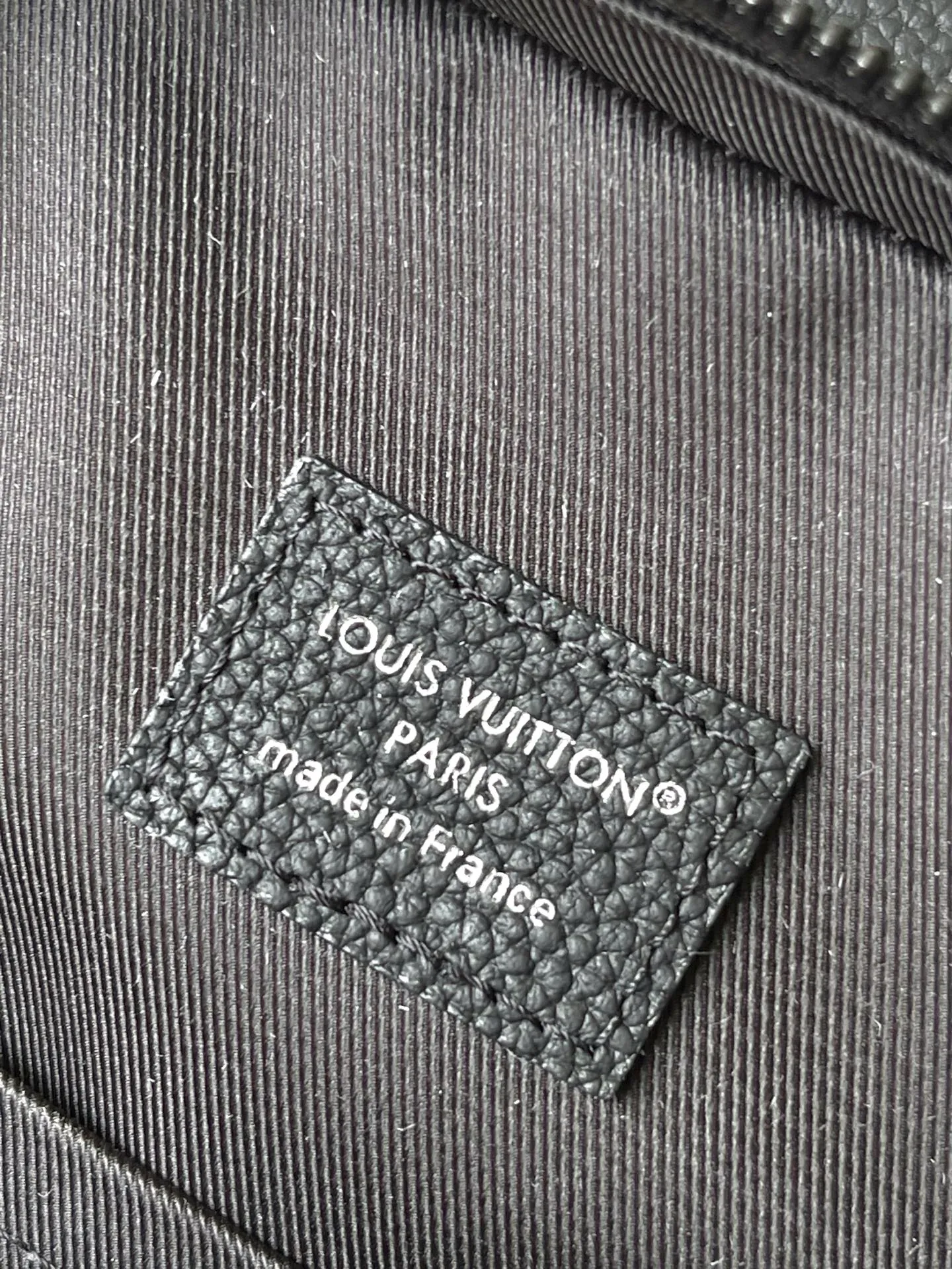 💰900 Top Original M14953 Damoflage black coated canvas adds a contemporary feel to the Avenue Slingbag's modern silhouette. A pixelated checkerboard pattern of grays and blacks is paired with matte black hardware for a masculine look. The Avenue features a main compartment and two zippered pockets for added functionality. The single shoulder strap is adjustable for comfortable cross-body wear. Appearance may vary slightly depending on pattern placement. Size: 16*5.7*33cm