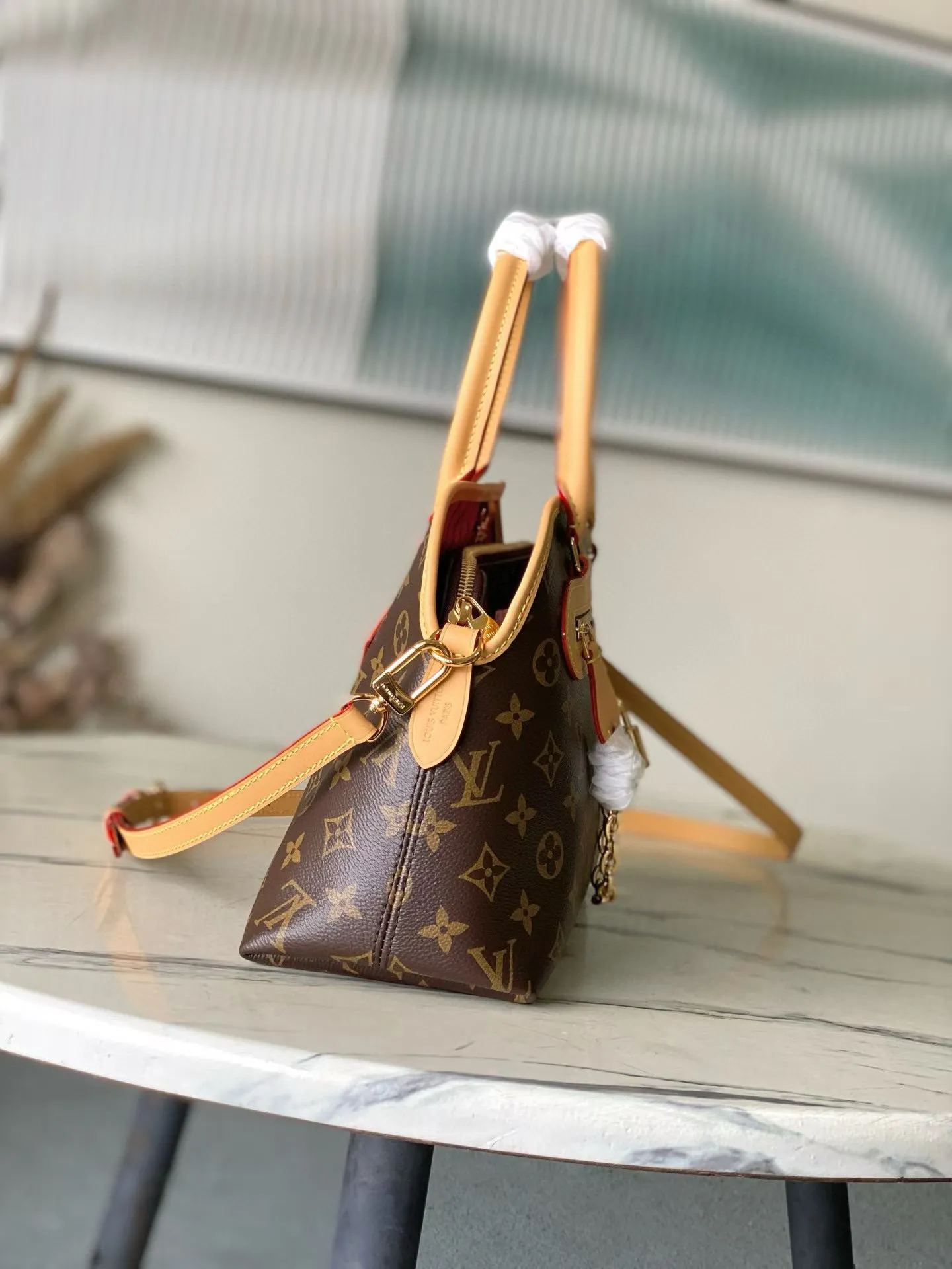 💰1220 Top Original Order M15208 Mother-in-Law Handbag Ever More Handbag This Ever More draws on Parisian fashion style and is inspired by the smooth lines of the Alma handbag. It's crafted in signature Monogram canvas and embellished with decorative gold chains and cowhide trim. Additionally, it comes with a detachable shoulder strap, offering multiple ways to carry it. Designed to be both practical and sophisticated, this tote also includes a removable Monogram pouch that can be used as an internal compartment or carried separately. Dimensions 35 x 21 x 12 cm (length x height x width)