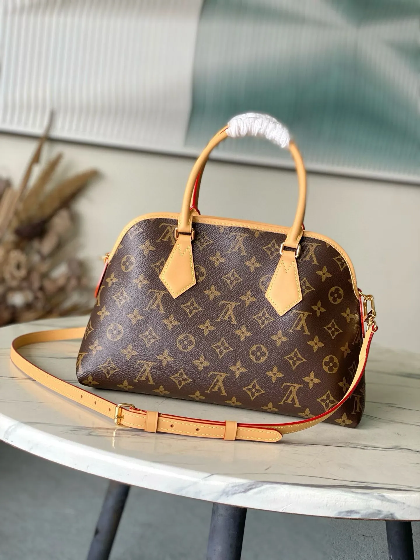 💰1220 Top Original Order M15208 Mother-in-Law Handbag Ever More Handbag This Ever More draws on Parisian fashion style and is inspired by the smooth lines of the Alma handbag. It's crafted in signature Monogram canvas and embellished with decorative gold chains and cowhide trim. Additionally, it comes with a detachable shoulder strap, offering multiple ways to carry it. Designed to be both practical and sophisticated, this tote also includes a removable Monogram pouch that can be used as an internal compartment or carried separately. Dimensions 35 x 21 x 12 cm (length x height x width)