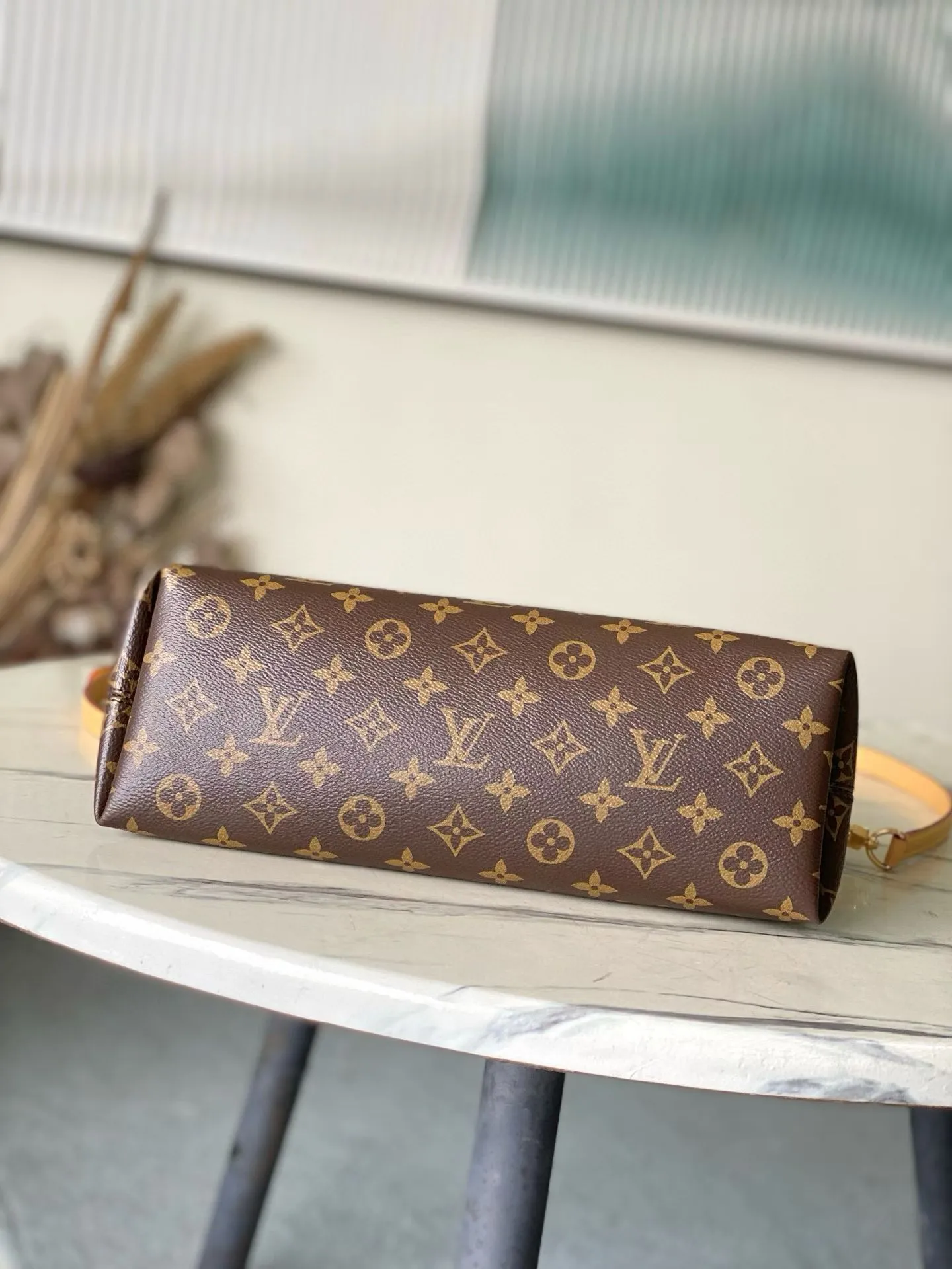 💰1220 Top Original Order M15208 Mother-in-Law Handbag Ever More Handbag This Ever More draws on Parisian fashion style and is inspired by the smooth lines of the Alma handbag. It's crafted in signature Monogram canvas and embellished with decorative gold chains and cowhide trim. Additionally, it comes with a detachable shoulder strap, offering multiple ways to carry it. Designed to be both practical and sophisticated, this tote also includes a removable Monogram pouch that can be used as an internal compartment or carried separately. Dimensions 35 x 21 x 12 cm (length x height x width)