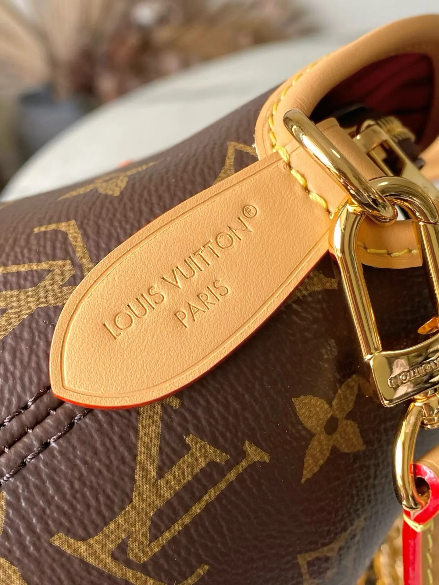 💰1220 Top Original Order M15208 Mother-in-Law Handbag Ever More Handbag This Ever More draws on Parisian fashion style and is inspired by the smooth lines of the Alma handbag. It's crafted in signature Monogram canvas and embellished with decorative gold chains and cowhide trim. Additionally, it comes with a detachable shoulder strap, offering multiple ways to carry it. Designed to be both practical and sophisticated, this tote also includes a removable Monogram pouch that can be used as an internal compartment or carried separately. Dimensions 35 x 21 x 12 cm (length x height x width)