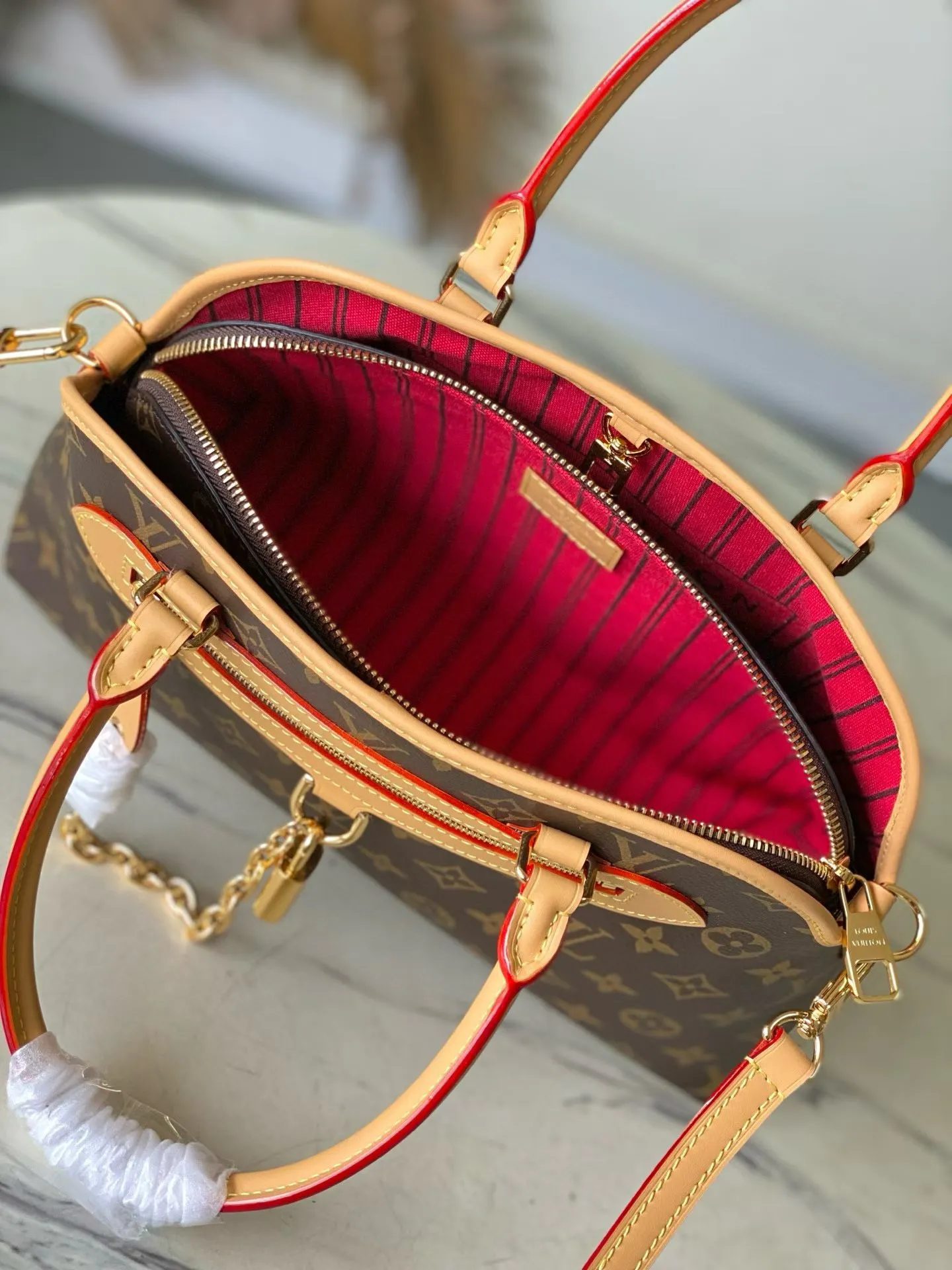 💰1220 Top Original Order M15208 Mother-in-Law Handbag Ever More Handbag This Ever More draws on Parisian fashion style and is inspired by the smooth lines of the Alma handbag. It's crafted in signature Monogram canvas and embellished with decorative gold chains and cowhide trim. Additionally, it comes with a detachable shoulder strap, offering multiple ways to carry it. Designed to be both practical and sophisticated, this tote also includes a removable Monogram pouch that can be used as an internal compartment or carried separately. Dimensions 35 x 21 x 12 cm (length x height x width)