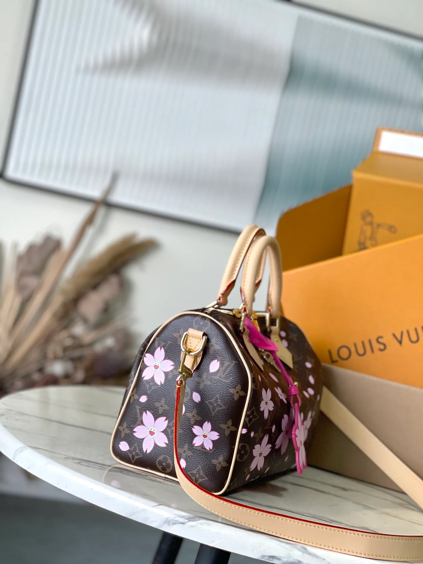 💰1000 Top Original Order M14174 This Speedy Bandouliere 25 handbag comes from the Louis Vuitton×Takashi Murakami replica series. The brand's classic Monogram coating is integrated into Murakami's clever Cherry Blossom pattern, and the same elements are continued to the detachable bag decoration. Toron handles constructed of cow leather and a removable leather shoulder strap, double zippers and padlock keep personal belongings safe and secure. Dimensions: 25 × 19 × 15 cm