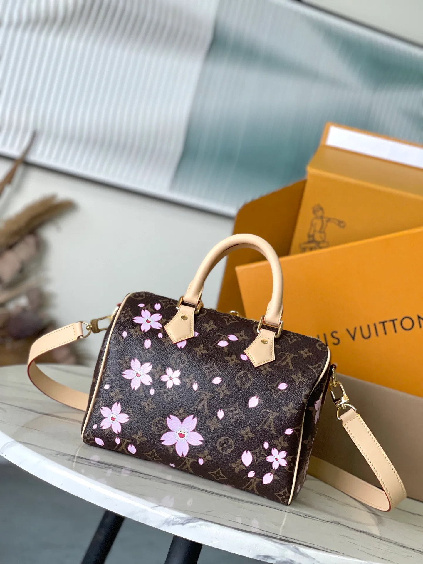 💰1000 Top Original Order M14174 This Speedy Bandouliere 25 handbag comes from the Louis Vuitton×Takashi Murakami replica series. The brand's classic Monogram coating is integrated into Murakami's clever Cherry Blossom pattern, and the same elements are continued to the detachable bag decoration. Toron handles constructed of cow leather and a removable leather shoulder strap, double zippers and padlock keep personal belongings safe and secure. Dimensions: 25 × 19 × 15 cm