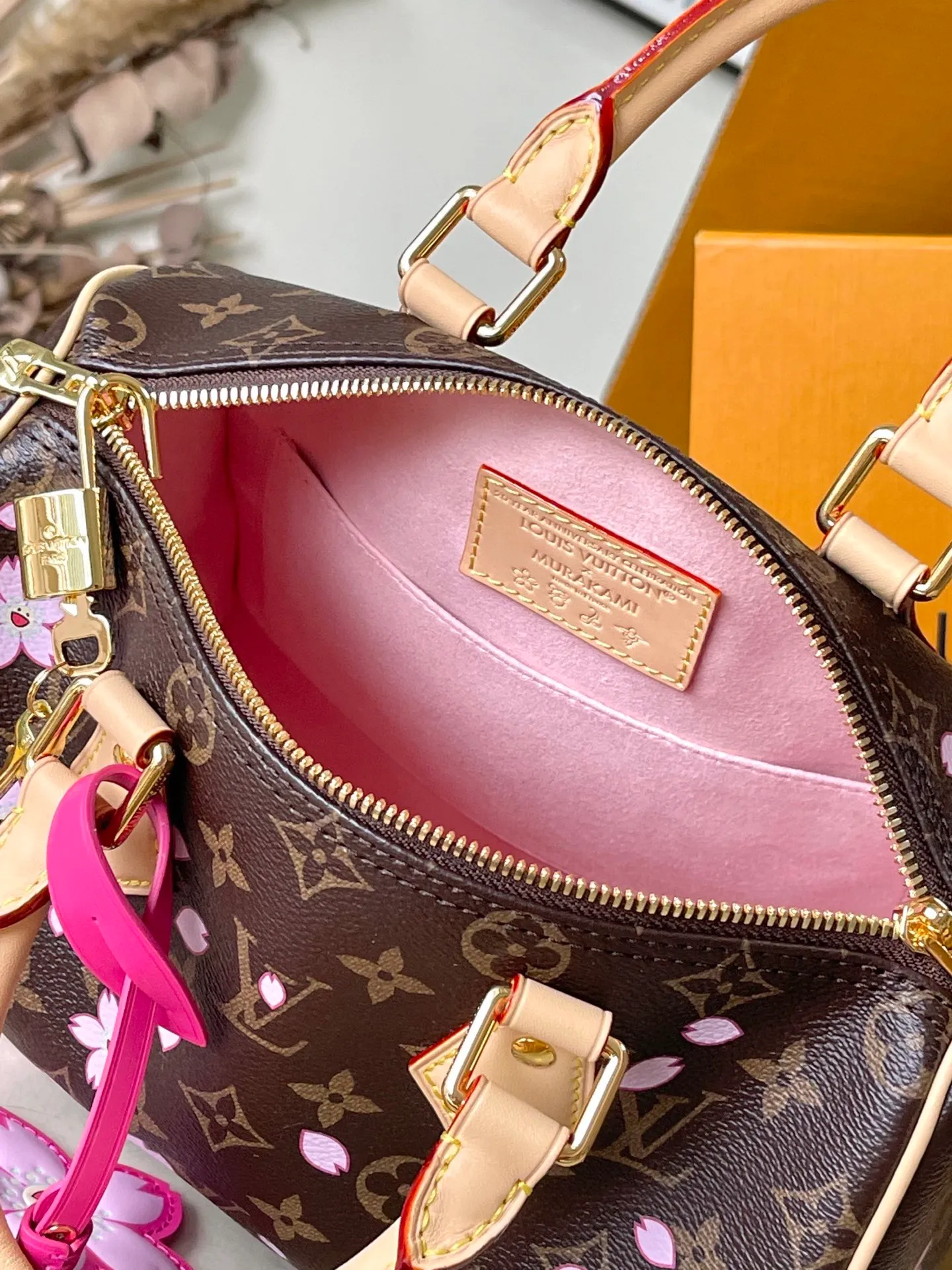 💰1000 Top Original Order M14174 This Speedy Bandouliere 25 handbag comes from the Louis Vuitton×Takashi Murakami replica series. The brand's classic Monogram coating is integrated into Murakami's clever Cherry Blossom pattern, and the same elements are continued to the detachable bag decoration. Toron handles constructed of cow leather and a removable leather shoulder strap, double zippers and padlock keep personal belongings safe and secure. Dimensions: 25 × 19 × 15 cm