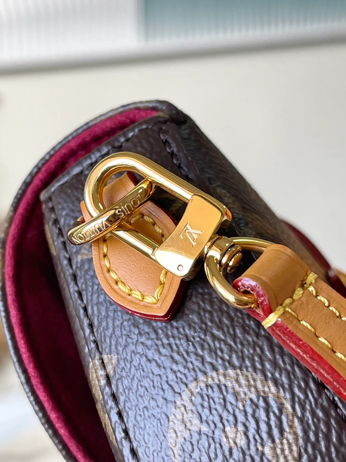 💰720 Top original order M46643 supports counter inspection. The photo taken of duty-free goods is consistent with the product and has not been unpacked. This product is an exclusive duty-free product in the market and is the highest-end product. Inspection is supported. This product has passed strict inspection and is flawless. Please wear gloves when touching the product. This product is not returnable or exchangeable. Please confirm the product first and then remove the label on the handle. This product is temporarily not open to the public, only regular customers, and is in short supply. Dimensions: 12.5x 13 x 4 cm
