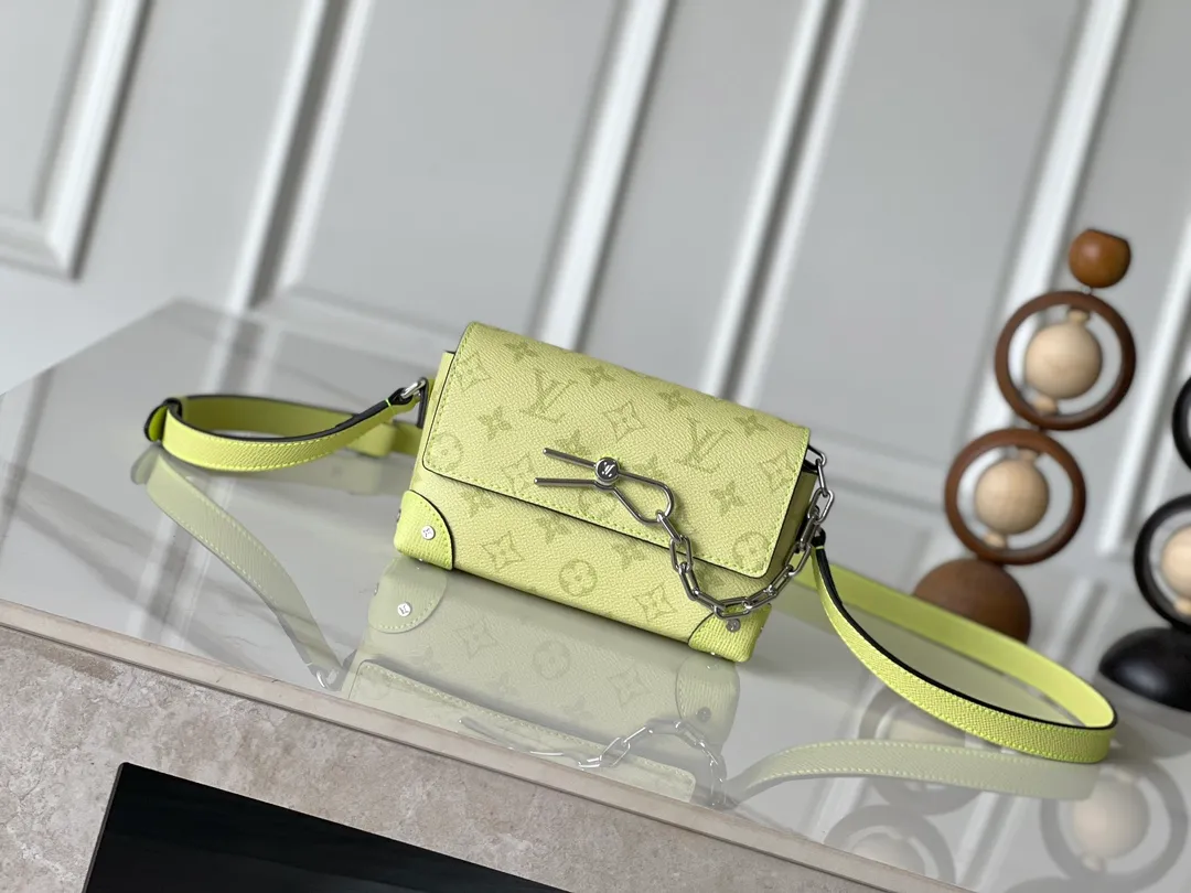 💰880 Top original order M14117 transcoding chip version lemon yellow men's mini messenger bag steamer mini handbag This steamer mini handbag is made of monogram macassar coated canvas, which renders bright colors for the reinforced corners, adjustable shoulder straps and striped fabric lining. The pin and chain closure continue the elements of the steamer handbag. Dimensions: 18 × 11 × 6.5
