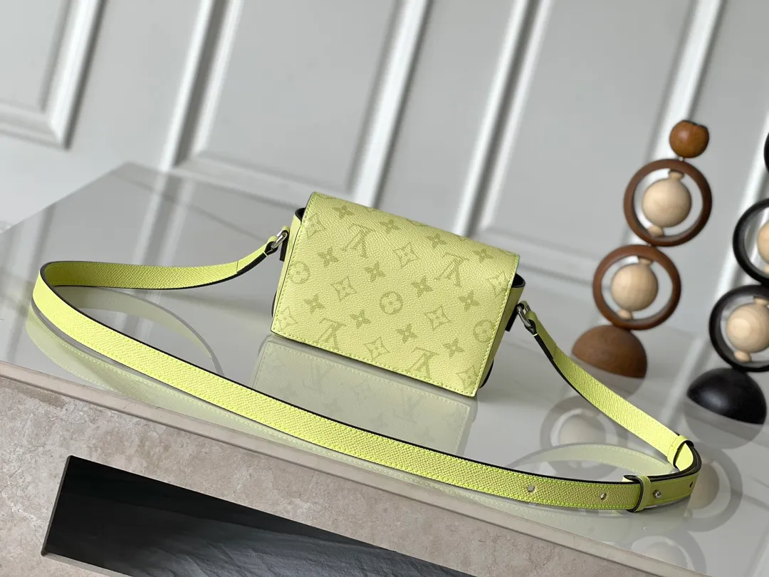 💰880 Top original order M14117 transcoding chip version lemon yellow men's mini messenger bag steamer mini handbag This steamer mini handbag is made of monogram macassar coated canvas, which renders bright colors for the reinforced corners, adjustable shoulder straps and striped fabric lining. The pin and chain closure continue the elements of the steamer handbag. Dimensions: 18 × 11 × 6.5
