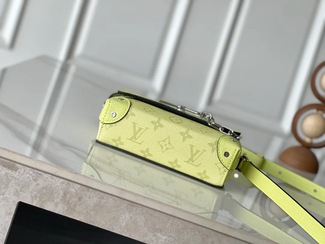 💰880 Top original order M14117 transcoding chip version lemon yellow men's mini messenger bag steamer mini handbag This steamer mini handbag is made of monogram macassar coated canvas, which renders bright colors for the reinforced corners, adjustable shoulder straps and striped fabric lining. The pin and chain closure continue the elements of the steamer handbag. Dimensions: 18 × 11 × 6.5