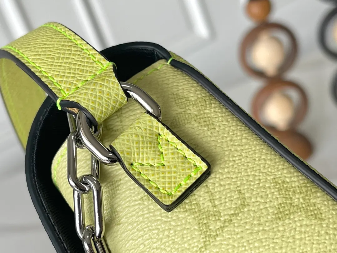 💰880 Top original order M14117 transcoding chip version lemon yellow men's mini messenger bag steamer mini handbag This steamer mini handbag is made of monogram macassar coated canvas, which renders bright colors for the reinforced corners, adjustable shoulder straps and striped fabric lining. The pin and chain closure continue the elements of the steamer handbag. Dimensions: 18 × 11 × 6.5