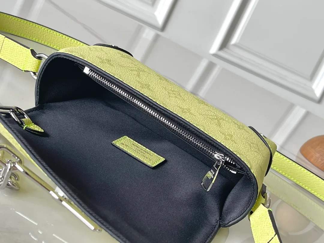 💰880 Top original order M14117 transcoding chip version lemon yellow men's mini messenger bag steamer mini handbag This steamer mini handbag is made of monogram macassar coated canvas, which renders bright colors for the reinforced corners, adjustable shoulder straps and striped fabric lining. The pin and chain closure continue the elements of the steamer handbag. Dimensions: 18 × 11 × 6.5