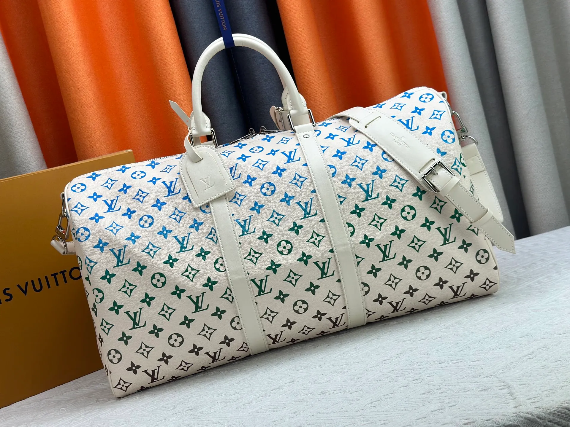 P420 new arrival M13745 41416 13915 Gradient three-color series LV2025 spring and summer and Takashi Murakami joint model Fashion is a cycle to celebrate the 20th anniversary of the joint name Size: 50.0X29.0X23.0cm