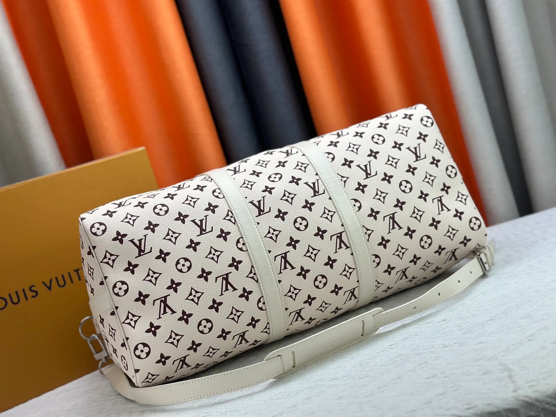 P420 new arrival M13745 41416 13915 Gradient three-color series LV2025 spring and summer and Takashi Murakami joint model Fashion is a cycle to celebrate the 20th anniversary of the joint name Size: 50.0X29.0X23.0cm