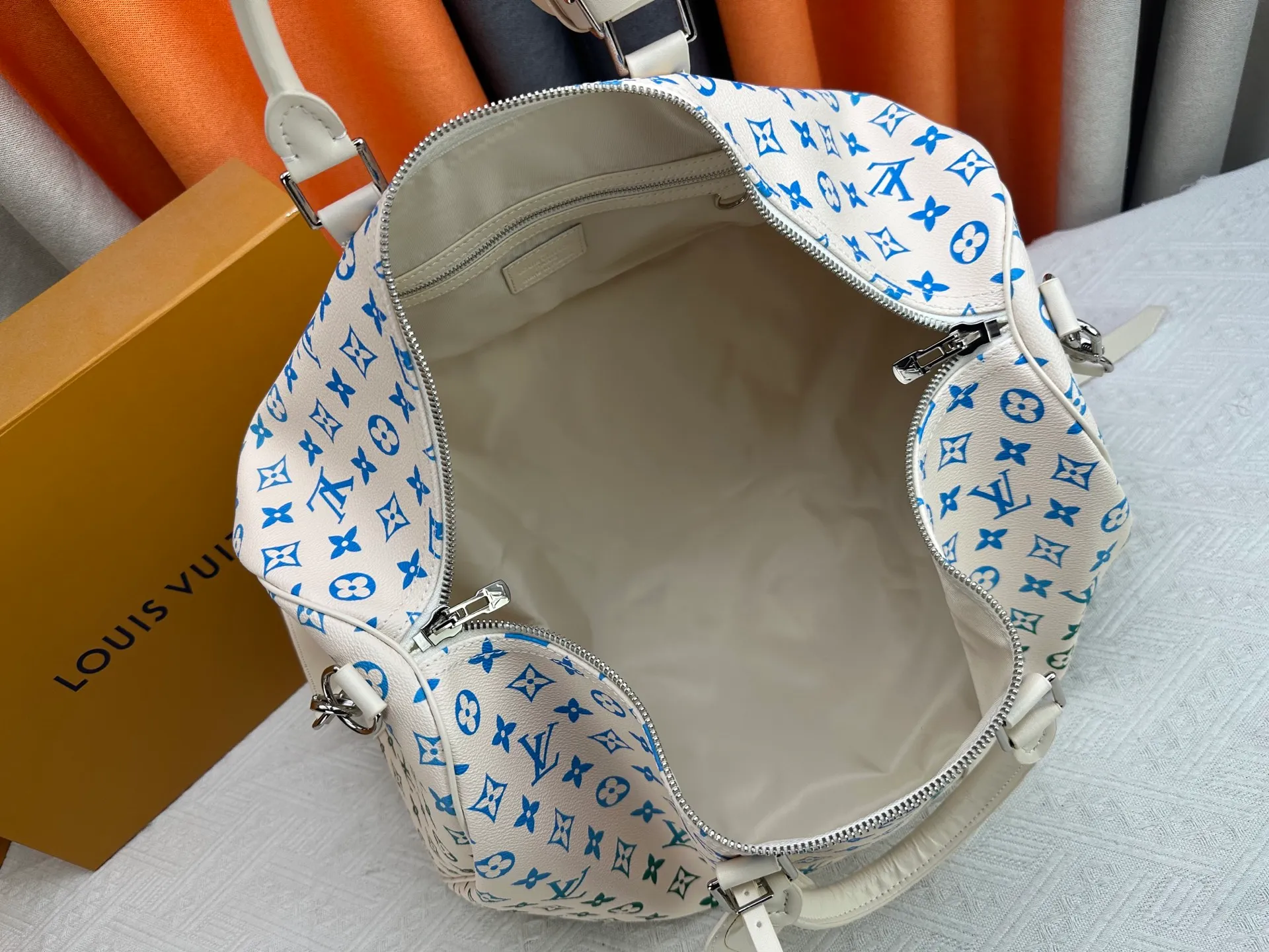 P420 new arrival M13745 41416 13915 Gradient three-color series LV2025 spring and summer and Takashi Murakami joint model Fashion is a cycle to celebrate the 20th anniversary of the joint name Size: 50.0X29.0X23.0cm