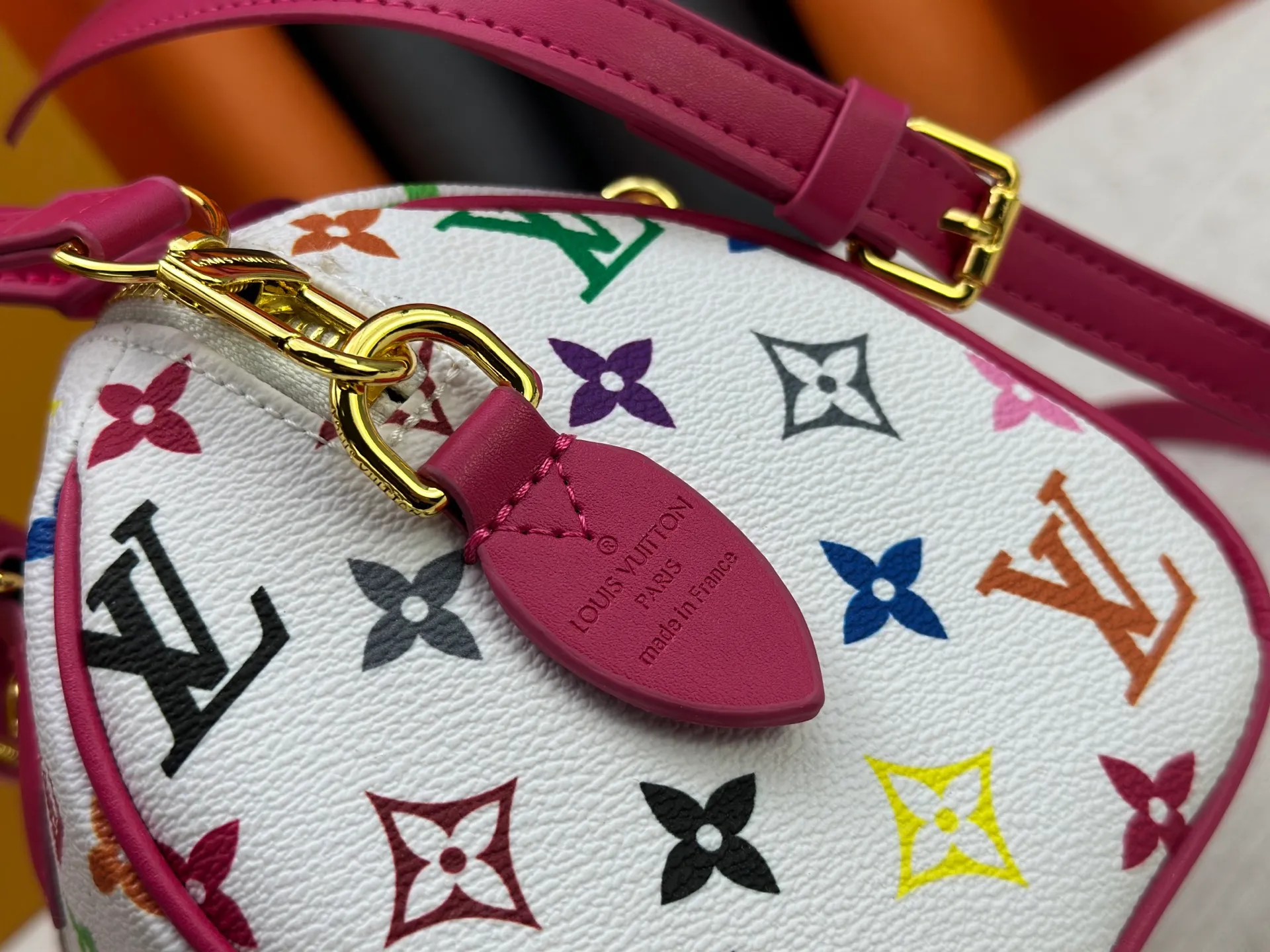 P260 upgraded original M58953 M46234 M46222 Speedy Bandoulière 20 handbag is made of soft coated canvas, and the full-length Monogram pattern is traced in colorful rainbow tones, highlighting the smart style of the Louis Vuitton x Murakami reissue series. The Toron handle and detachable shoulder strap are constructed of cow leather, the metal corners recall classic luggage elements, and the bow-shaped key bag and padlock add brand touches. Dimensions: 20.5 x 13.5 x 12.0 cm (length x height x width)