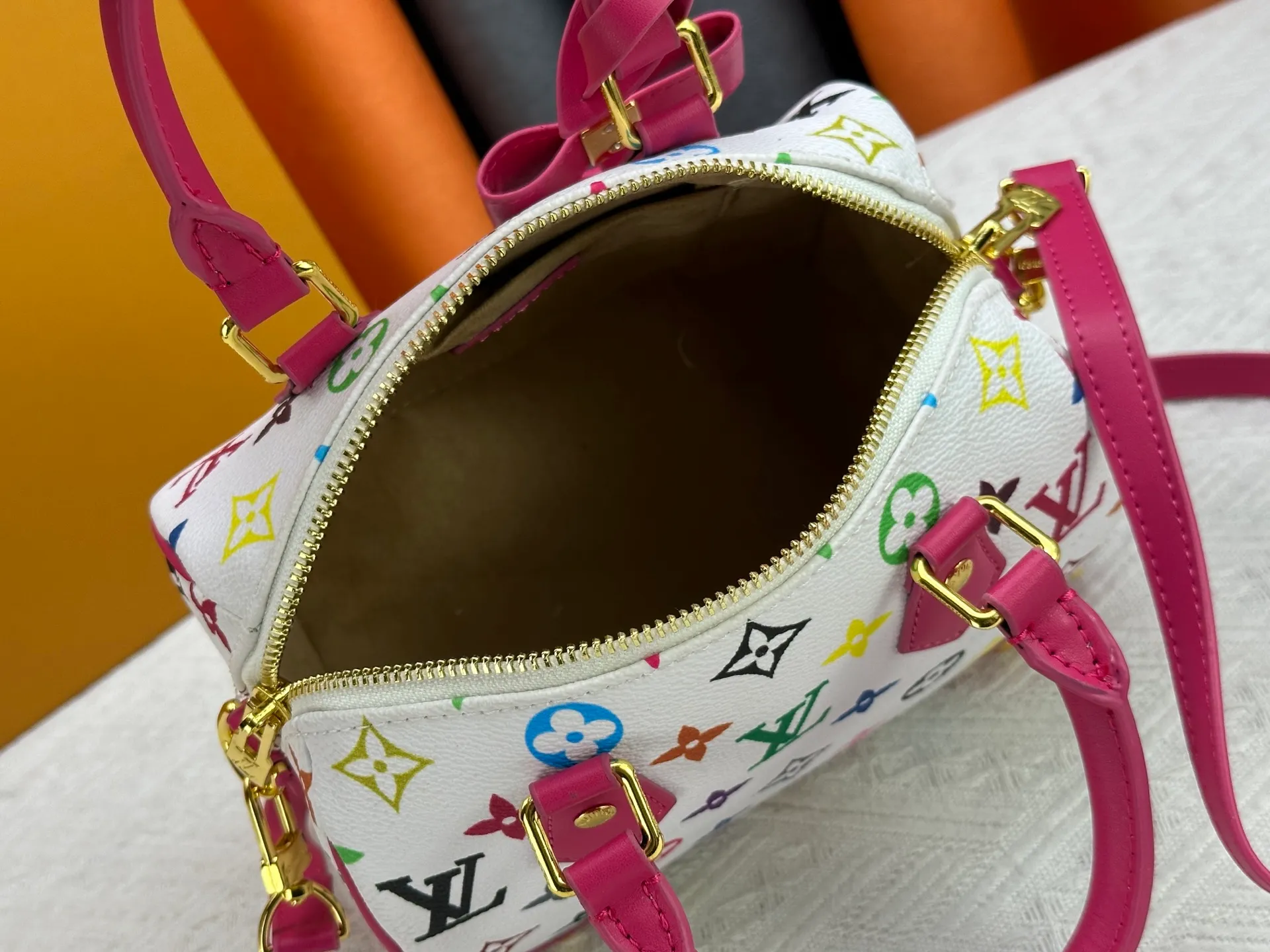 P260 upgraded original M58953 M46234 M46222 Speedy Bandoulière 20 handbag is made of soft coated canvas, and the full-length Monogram pattern is traced in colorful rainbow tones, highlighting the smart style of the Louis Vuitton x Murakami reissue series. The Toron handle and detachable shoulder strap are constructed of cow leather, the metal corners recall classic luggage elements, and the bow-shaped key bag and padlock add brand touches. Dimensions: 20.5 x 13.5 x 12.0 cm (length x height x width)