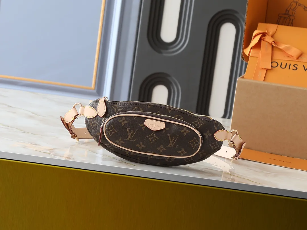 💰220💰Upgraded from the original N00230 M14806 M43644 This Keepit waist bag debuted at the 2025 spring and summer show. It is made of Damier Azur canvas and dazzling metal parts, and is equipped with an adjustable shoulder strap for flexible carrying. An exterior zippered compartment holds small essentials, and a front leather label embossed with the Louis Vuitton logo. Dimensions: 29.0 x 12.0 x 6.0 cm (length x height x width)