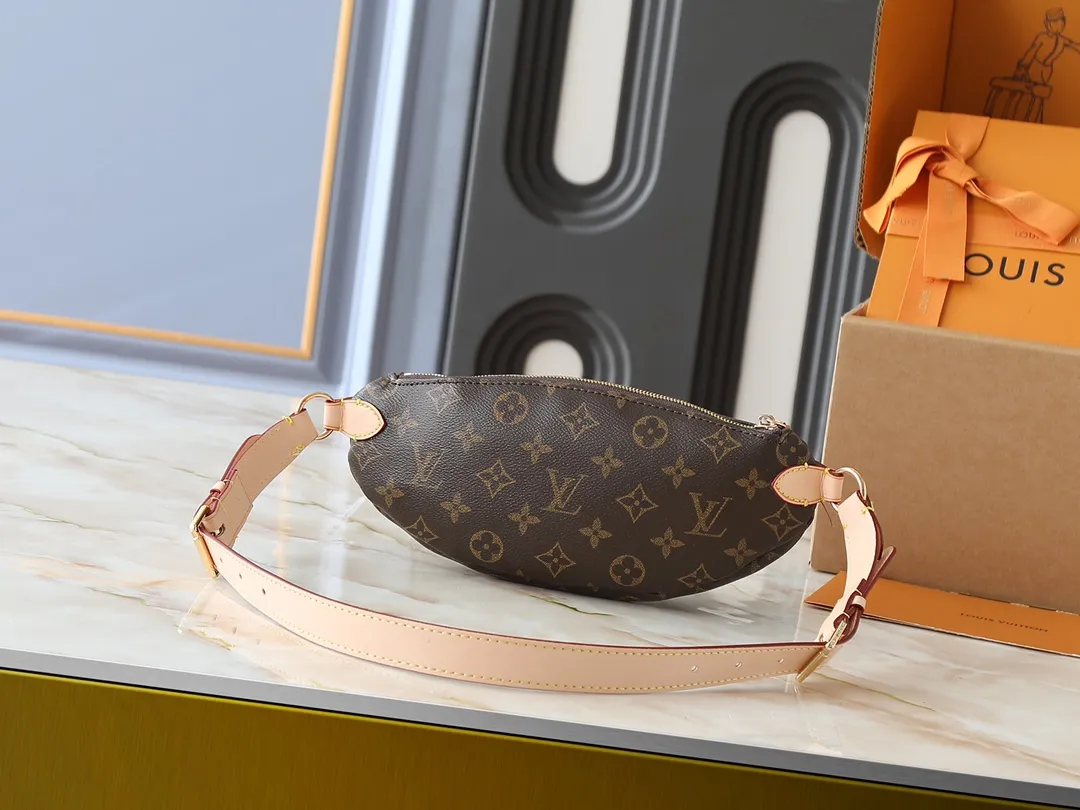 💰220💰Upgraded from the original N00230 M14806 M43644 This Keepit waist bag debuted at the 2025 spring and summer show. It is made of Damier Azur canvas and dazzling metal parts, and is equipped with an adjustable shoulder strap for flexible carrying. An exterior zippered compartment holds small essentials, and a front leather label embossed with the Louis Vuitton logo. Dimensions: 29.0 x 12.0 x 6.0 cm (length x height x width)