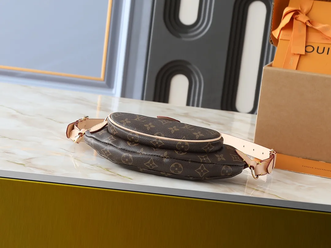 💰220💰Upgraded from the original N00230 M14806 M43644 This Keepit waist bag debuted at the 2025 spring and summer show. It is made of Damier Azur canvas and dazzling metal parts, and is equipped with an adjustable shoulder strap for flexible carrying. An exterior zippered compartment holds small essentials, and a front leather label embossed with the Louis Vuitton logo. Dimensions: 29.0 x 12.0 x 6.0 cm (length x height x width)