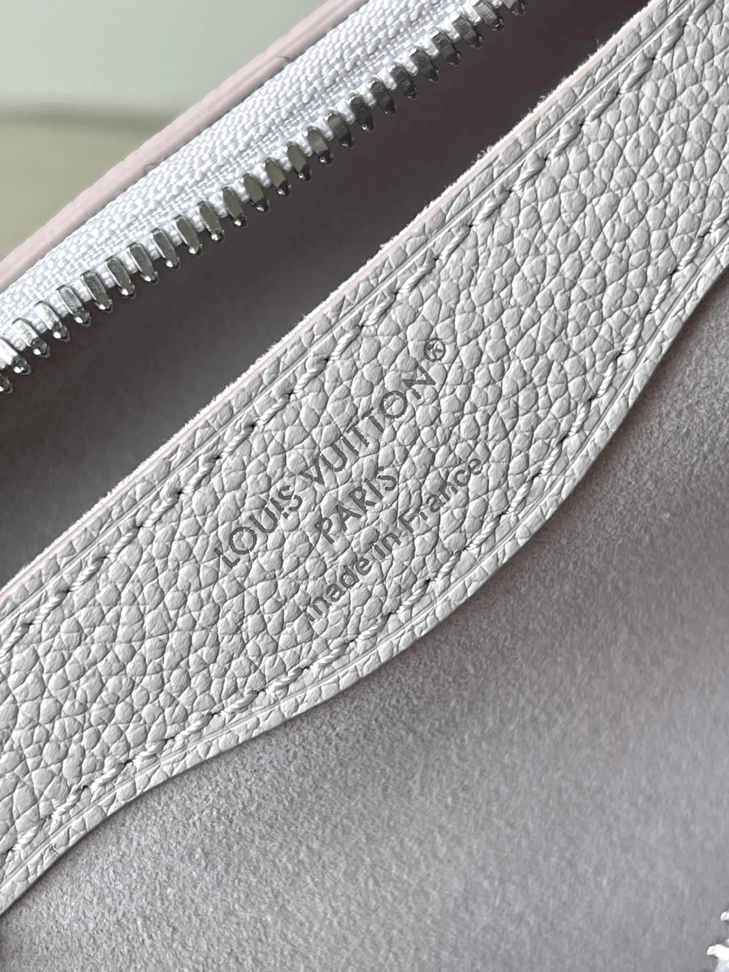 💰1180 (top-grain leather) top original order M14211 This Boulogne handbag is made of Monogram Empreinte leather and has a classic design. It can be carried in a variety of ways to show your personality. The inner patch pocket can easily store a smartphone, and the woven chain is integrated with dazzling metal parts. Dimensions: 29 × 16 × 9.5 cm