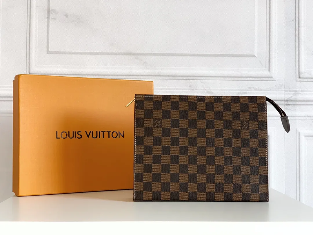 💰120 💎Louis Vuitton No. 26 toilet bag💁 Official item number: N47542 Size: 26x 20x 5cm. 😊 The large Monogram clutch bag has a spacious interior and crotch-style design on both sides for easy access to items and can be easily put into the handbag. 💋 Original imported leather, original OEM code, real gold plating 24K hardware, imported YKK silver zipper counter synchronization, perfect details, you can enter and exit the counter at will. genuine quality,