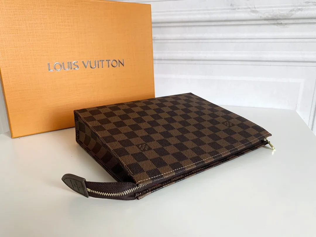 💰120 💎Louis Vuitton No. 26 toilet bag💁 Official item number: N47542 Size: 26x 20x 5cm. 😊 The large Monogram clutch bag has a spacious interior and crotch-style design on both sides for easy access to items and can be easily put into the handbag. 💋 Original imported leather, original OEM code, real gold plating 24K hardware, imported YKK silver zipper counter synchronization, perfect details, you can enter and exit the counter at will. genuine quality,