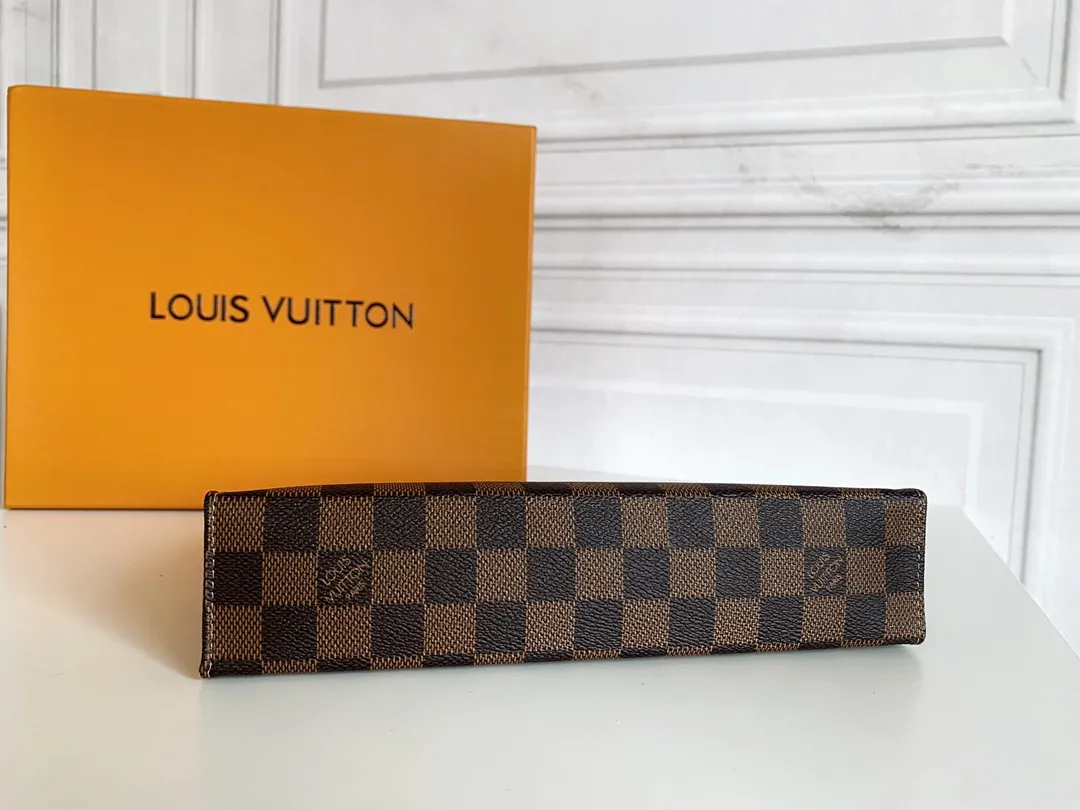 💰120 💎Louis Vuitton No. 26 toilet bag💁 Official item number: N47542 Size: 26x 20x 5cm. 😊 The large Monogram clutch bag has a spacious interior and crotch-style design on both sides for easy access to items and can be easily put into the handbag. 💋 Original imported leather, original OEM code, real gold plating 24K hardware, imported YKK silver zipper counter synchronization, perfect details, you can enter and exit the counter at will. genuine quality,