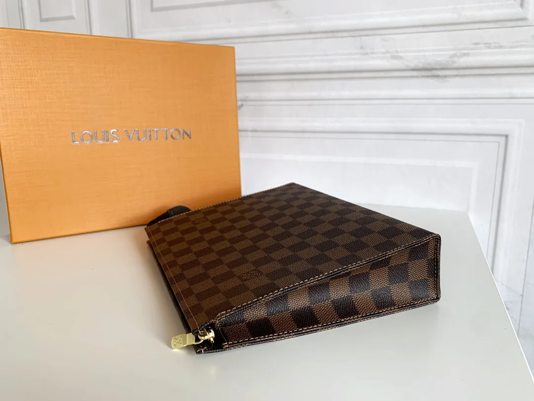 💰120 💎Louis Vuitton No. 26 toilet bag💁 Official item number: N47542 Size: 26x 20x 5cm. 😊 The large Monogram clutch bag has a spacious interior and crotch-style design on both sides for easy access to items and can be easily put into the handbag. 💋 Original imported leather, original OEM code, real gold plating 24K hardware, imported YKK silver zipper counter synchronization, perfect details, you can enter and exit the counter at will. genuine quality,